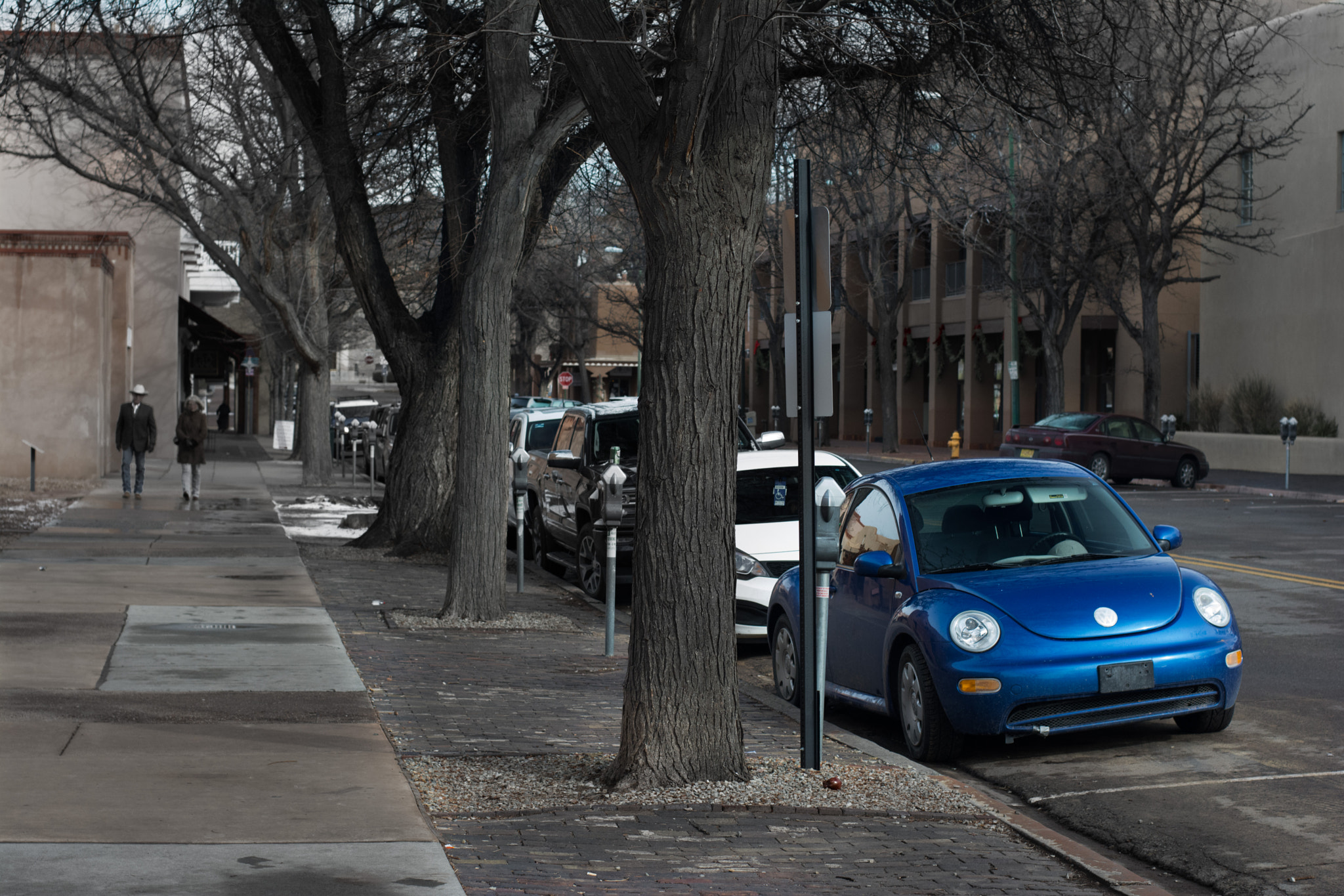 Nikon D7100 + Nikon AF Nikkor 50mm F1.4D sample photo. Santa fe street scene with blue vw photography