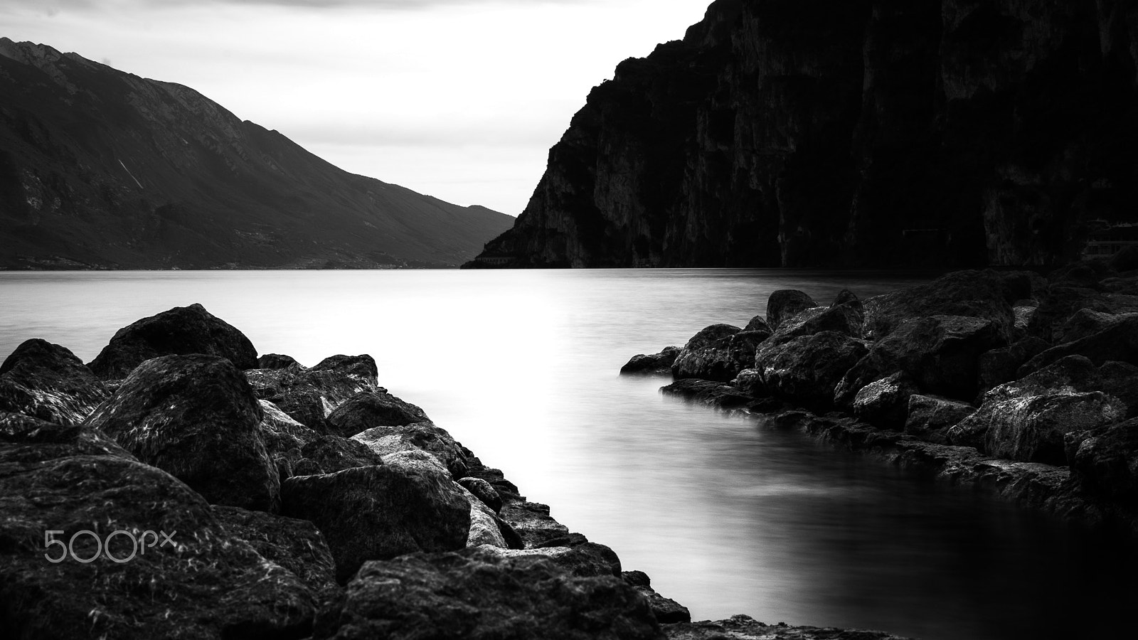 Nikon D80 + Nikon AF-S DX Nikkor 35mm F1.8G sample photo. Lake garda from riva photography