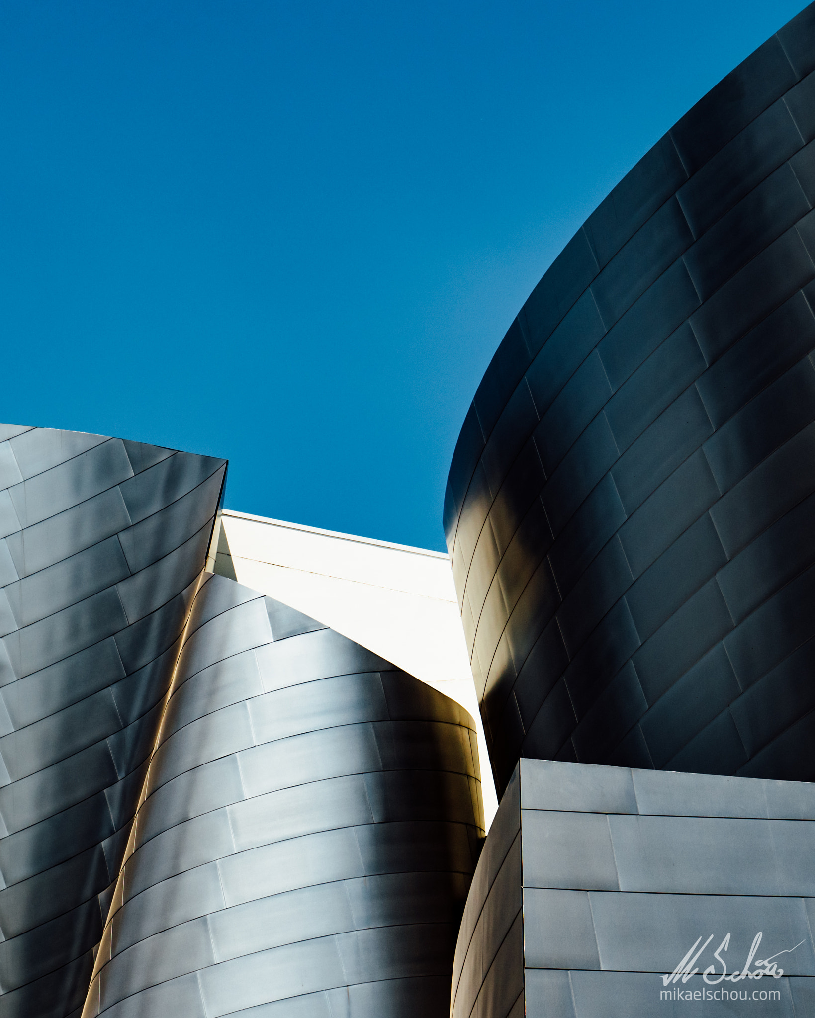 Olympus OM-D E-M5 II + Panasonic Leica DG Nocticron 42.5mm F1.2 ASPH OIS sample photo. Disney concert hall photography