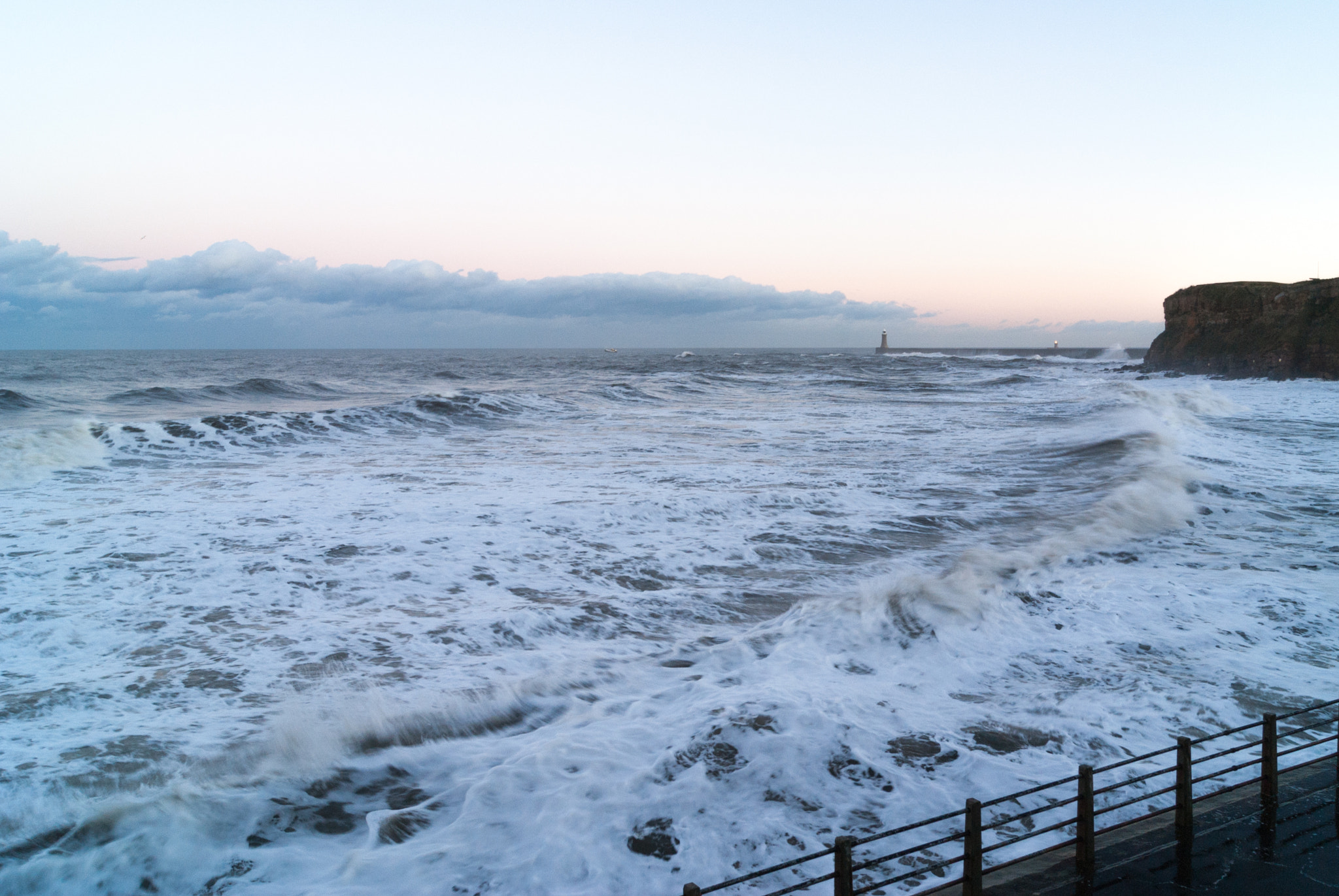 Sony Alpha DSLR-A230 + Sony DT 18-55mm F3.5-5.6 SAM sample photo. Angry sea photography