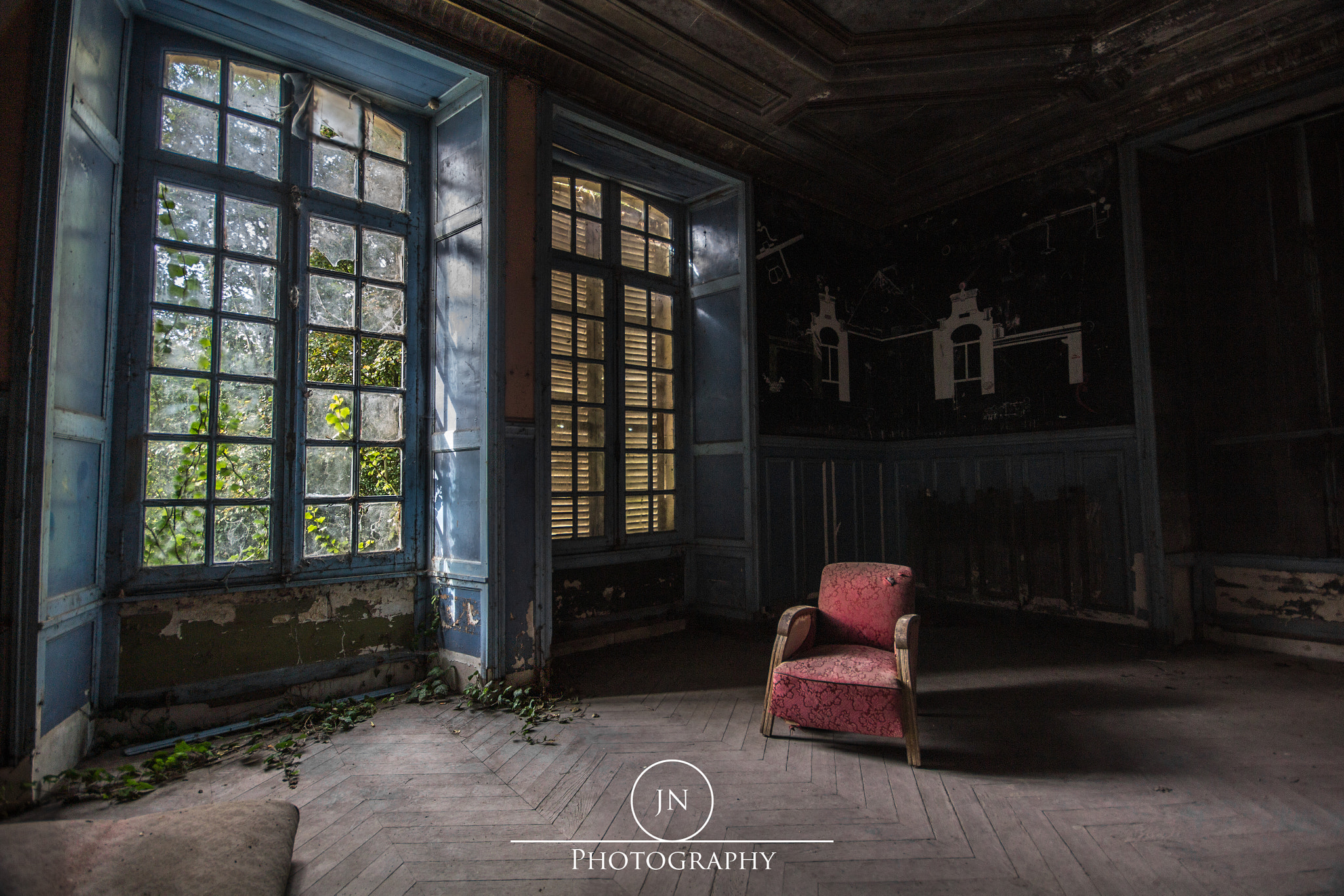 Canon EOS 1200D (EOS Rebel T5 / EOS Kiss X70 / EOS Hi) + Sigma 10-20mm F4-5.6 EX DC HSM sample photo. Chair in an abandoned mansion  photography