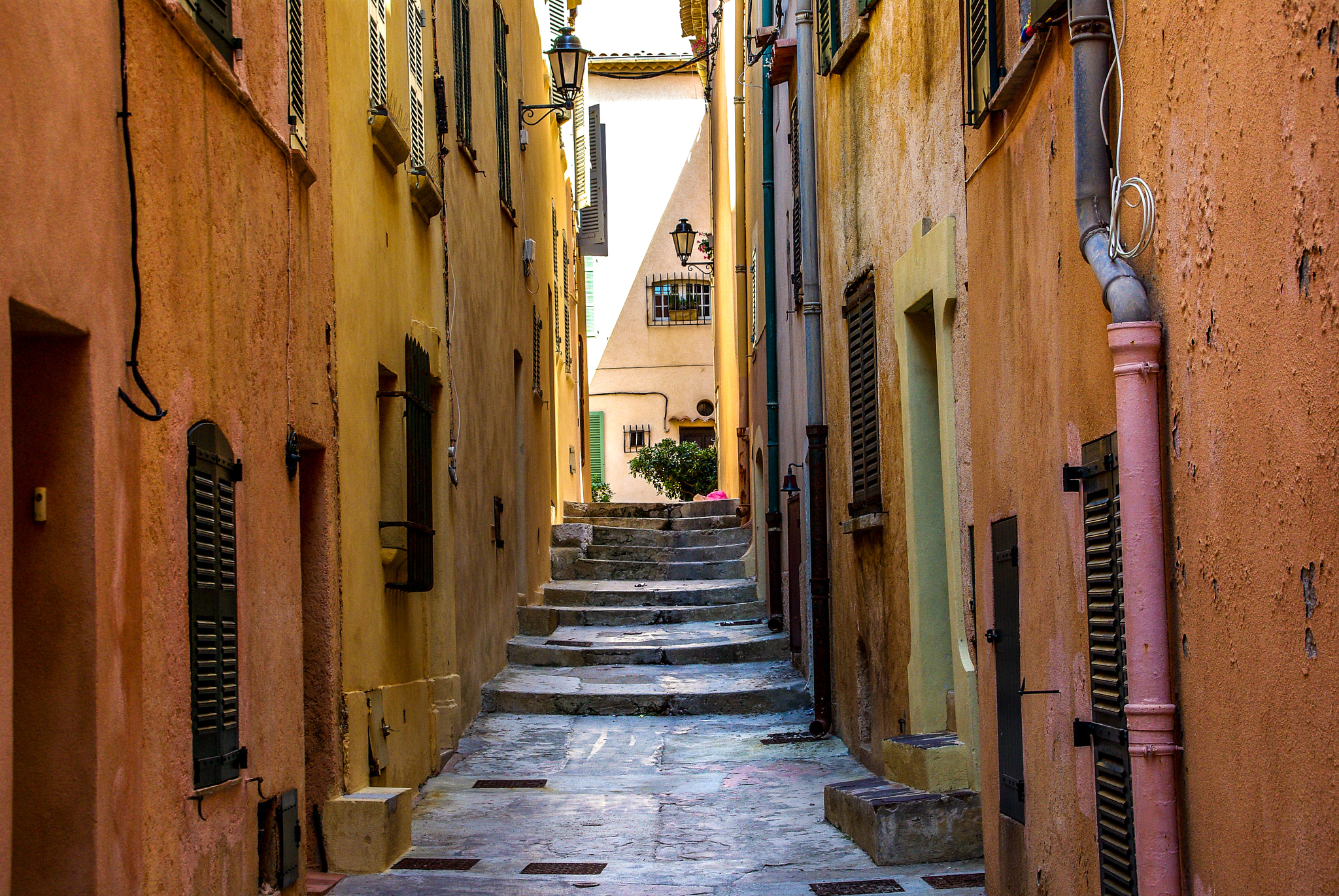 Pentax K10D sample photo. Ruelle de saint-tropez (france) photography