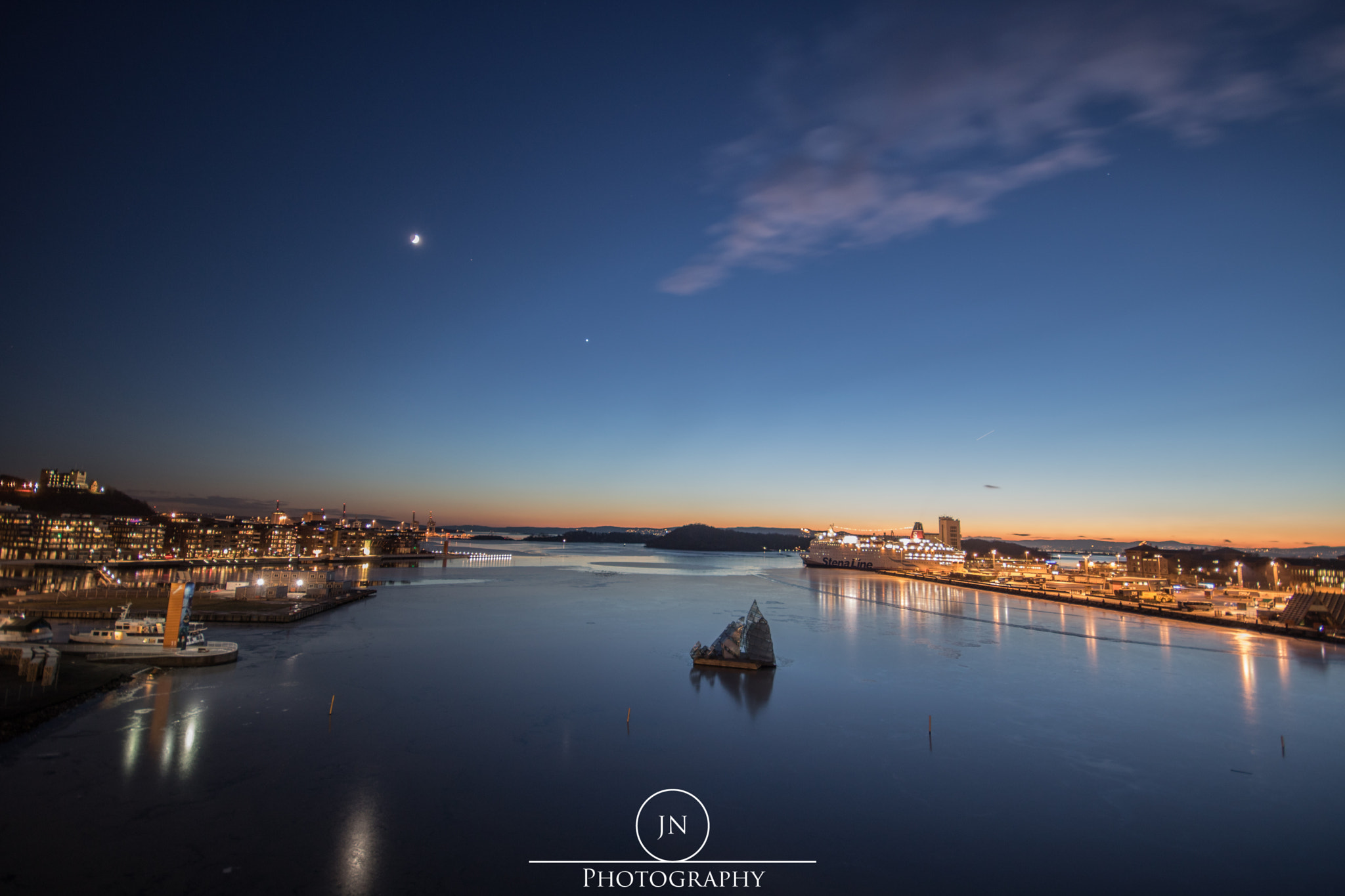 Canon EOS 760D (EOS Rebel T6s / EOS 8000D) + Sigma 10-20mm F4-5.6 EX DC HSM sample photo. Oslo at night photography