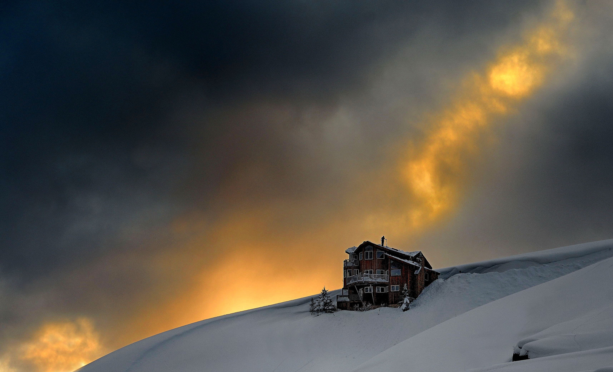 Nikon D2Xs sample photo. Ominous ( man on the roof ) photography