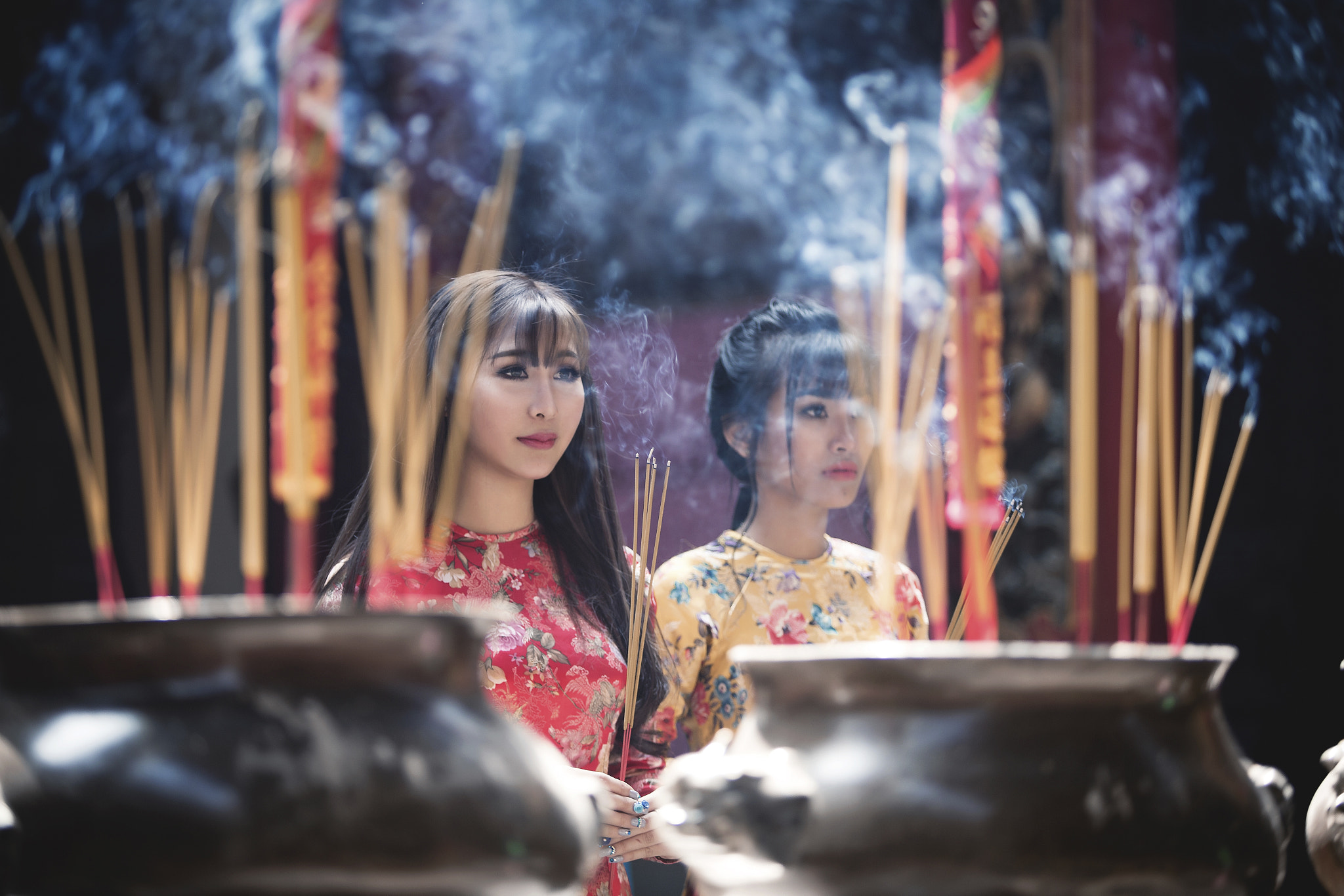 Canon EF 80-200mm f/2.8L sample photo. Ao dai at the temple photography