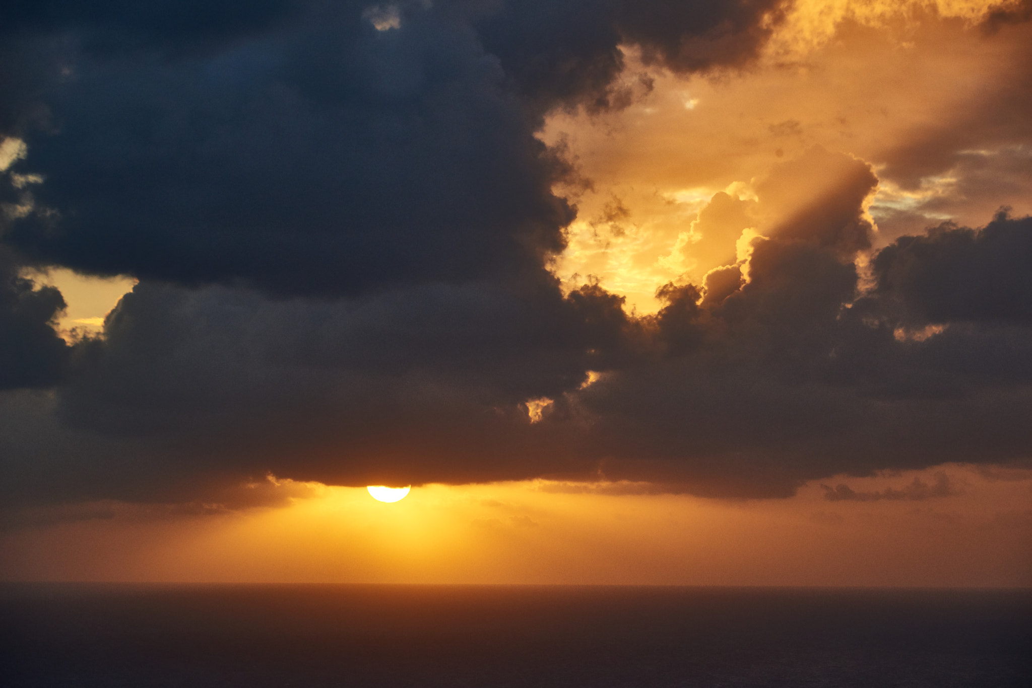 Nikon D810 sample photo. Setting sun drops from the darkness photography