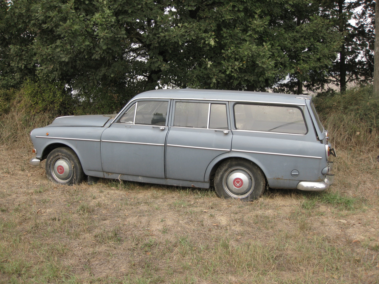 Canon PowerShot SD890 IS (Digital IXUS 970 IS / IXY Digital 820 IS) sample photo. Lost volvo in tuscany 3 photography