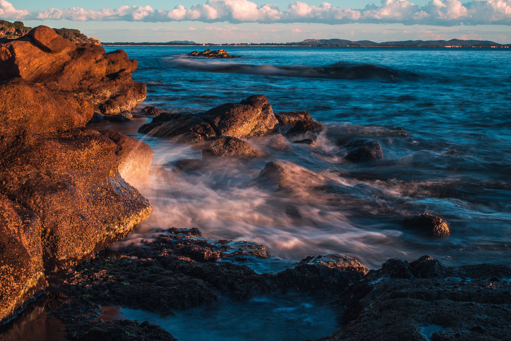 Canon EOS 100D (EOS Rebel SL1 / EOS Kiss X7) + Canon EF 35mm F2 IS USM sample photo. Waves & rock photography