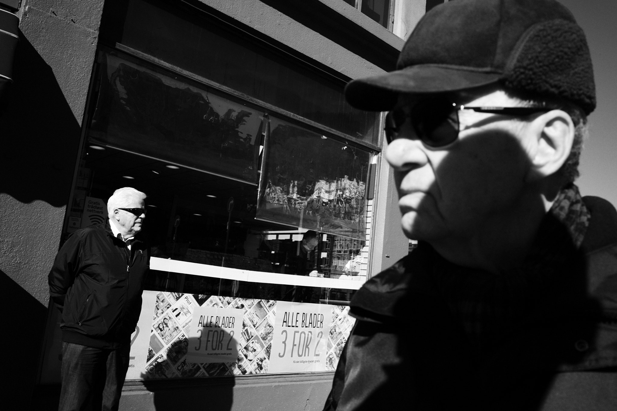 Leica Summicron-M 28mm F2 ASPH sample photo. Close guard photography