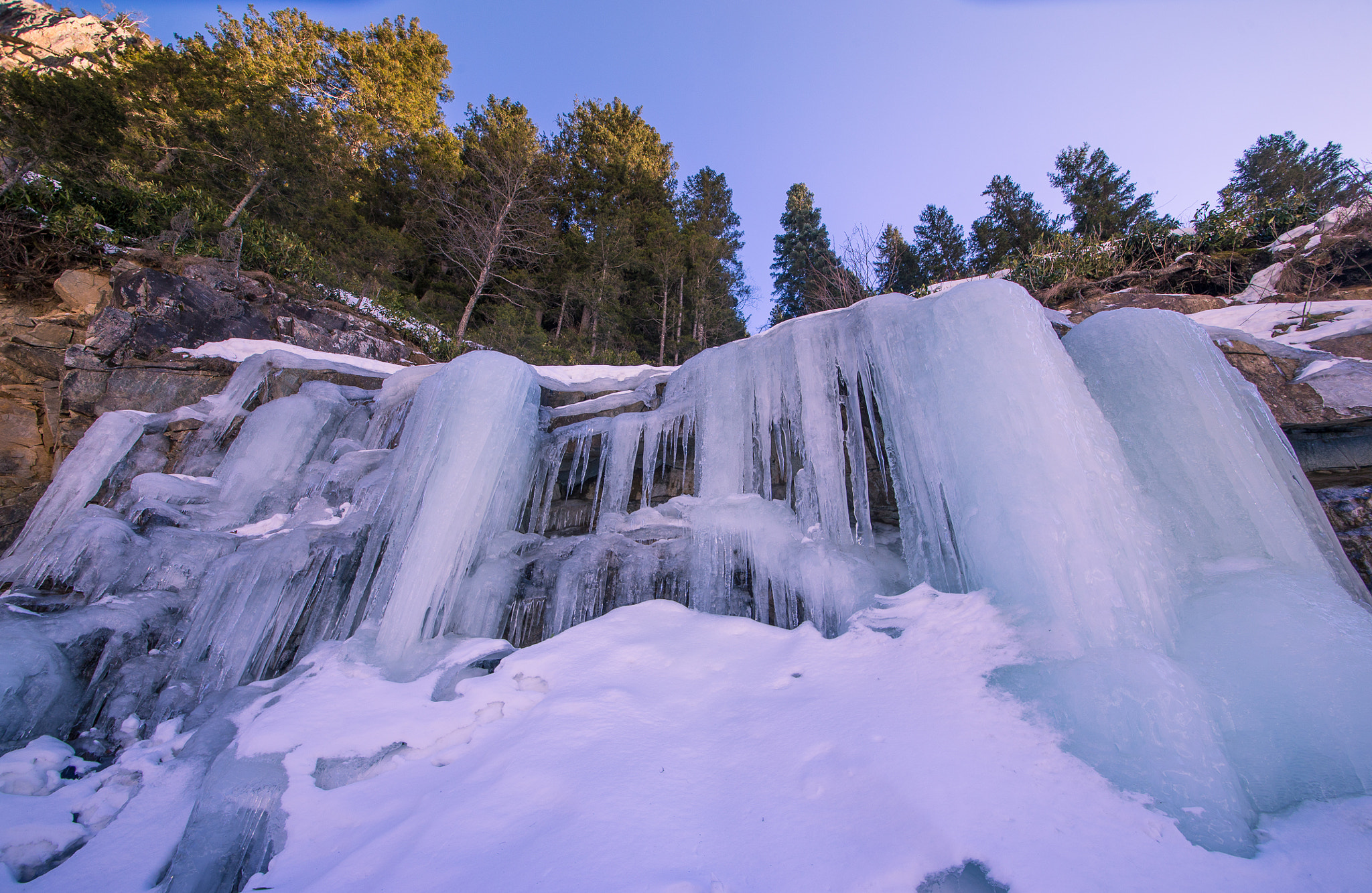 Canon EOS 6D + Sigma 12-24mm F4.5-5.6 II DG HSM sample photo. Donmuş şelale... photography