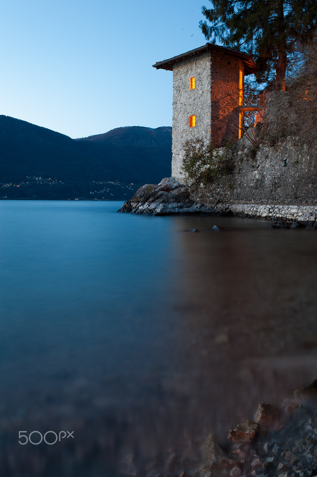 Nikon D700 + Nikon AF-S Nikkor 35mm F1.4G sample photo. Evening light photography