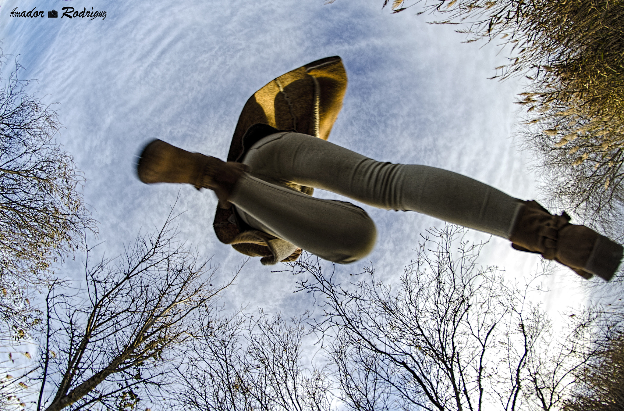 Nikon D7000 + Samyang 8mm F3.5 Aspherical IF MC Fisheye sample photo. Saltando. photography