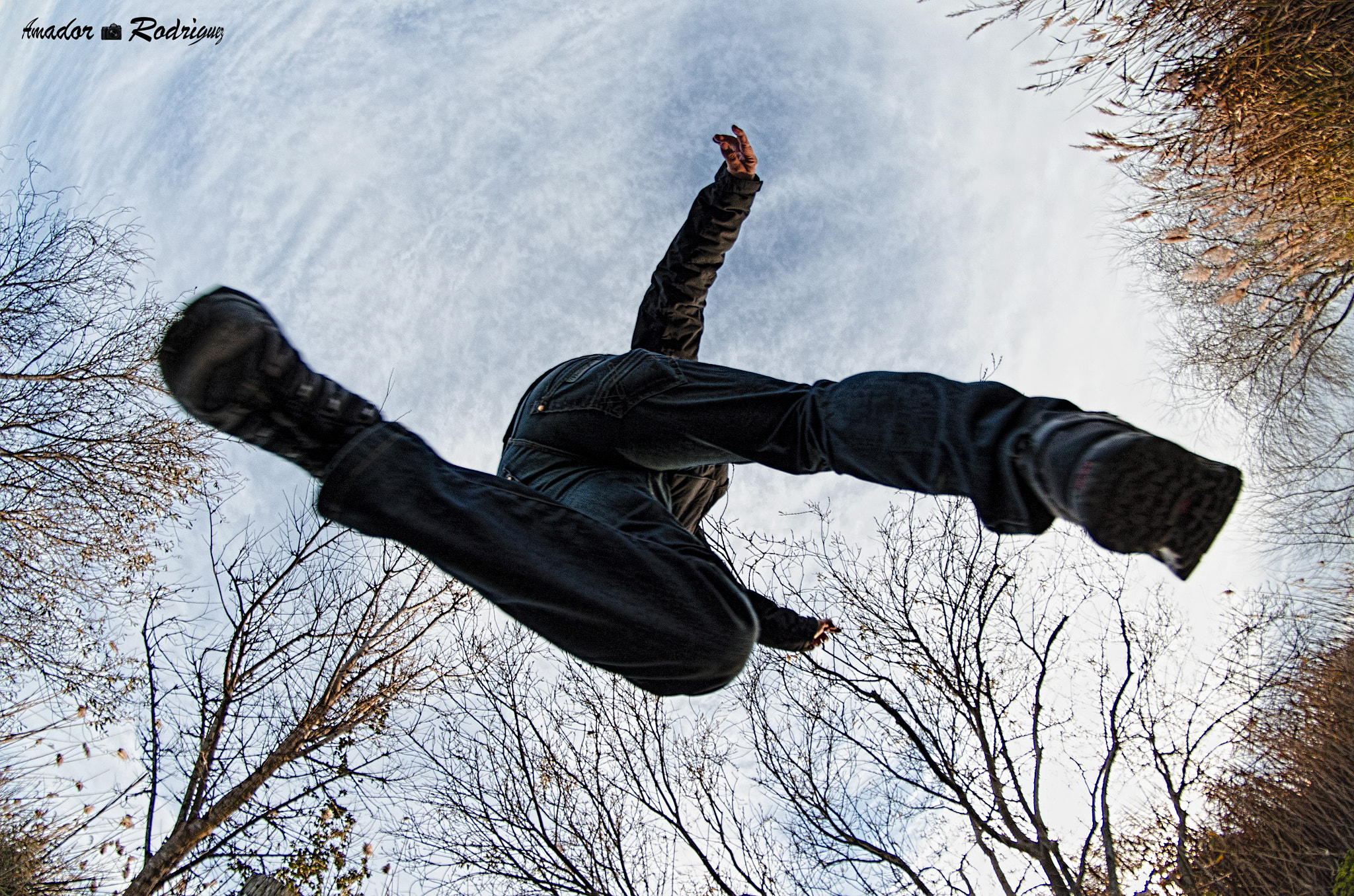 Nikon D7000 + Samyang 8mm F3.5 Aspherical IF MC Fisheye sample photo. Saltando. photography