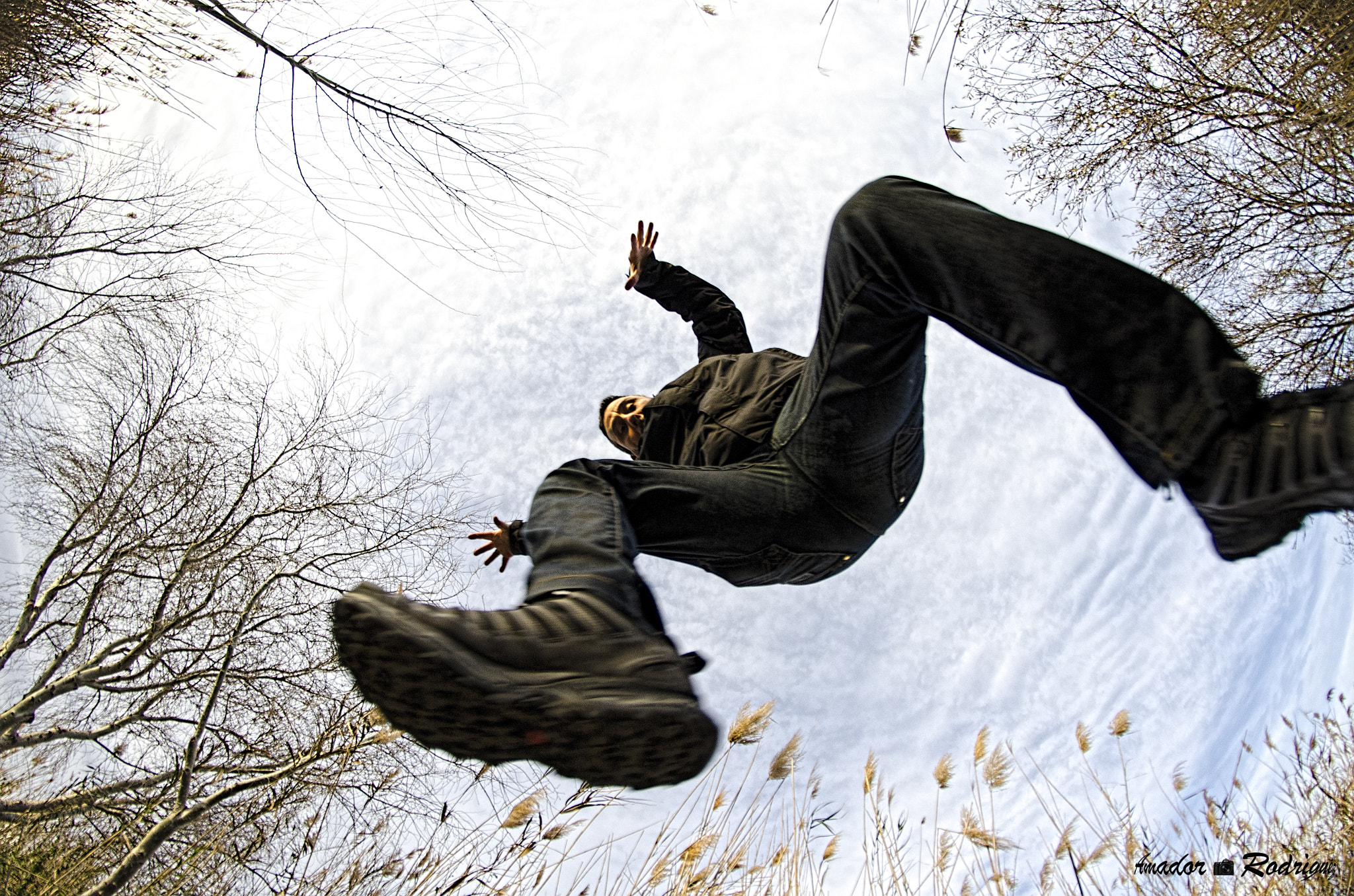 Nikon D7000 + Samyang 8mm F3.5 Aspherical IF MC Fisheye sample photo. Saltando. photography