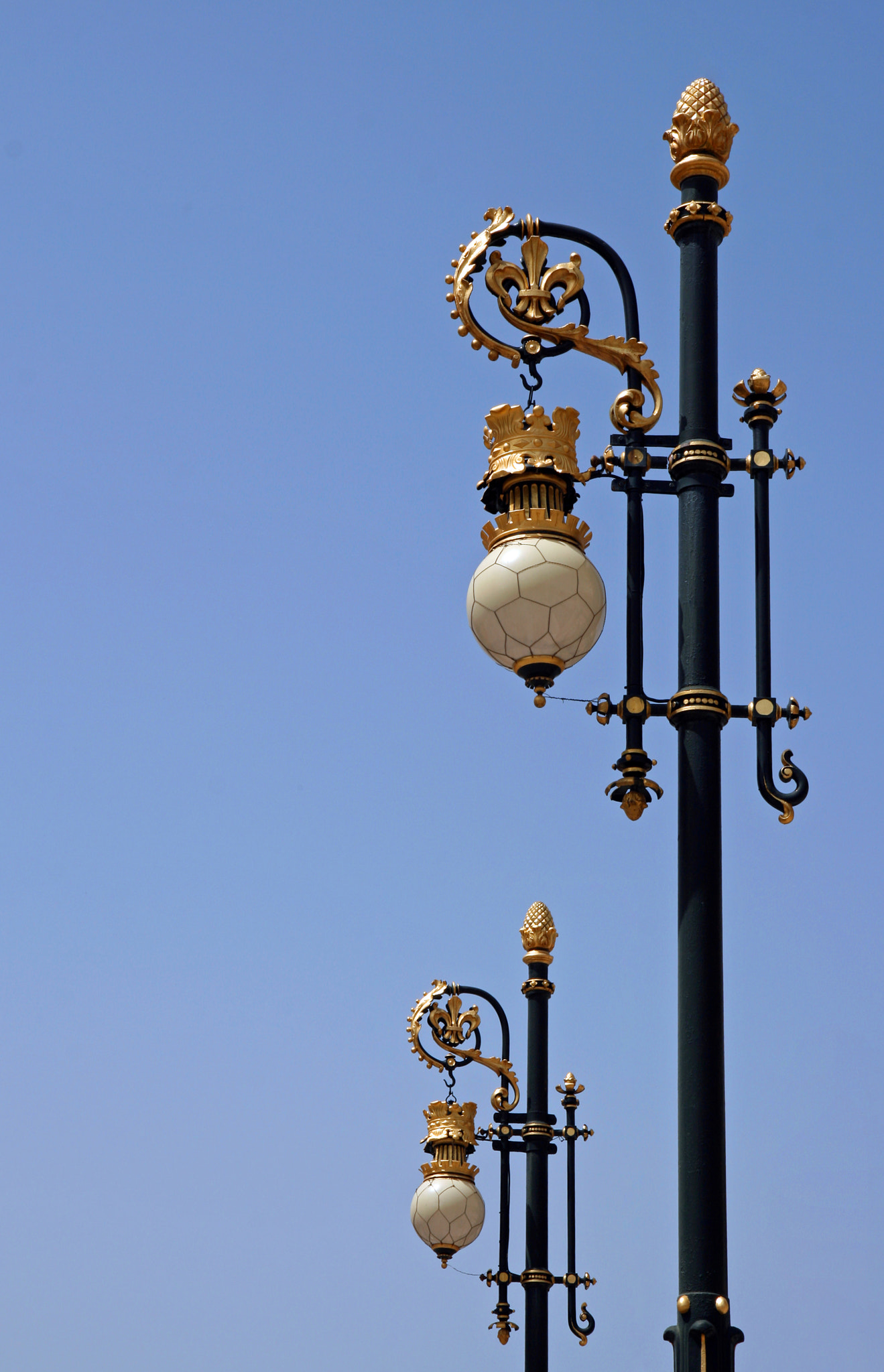 Canon EF-S 17-55mm F2.8 IS USM sample photo. Street lamps photography