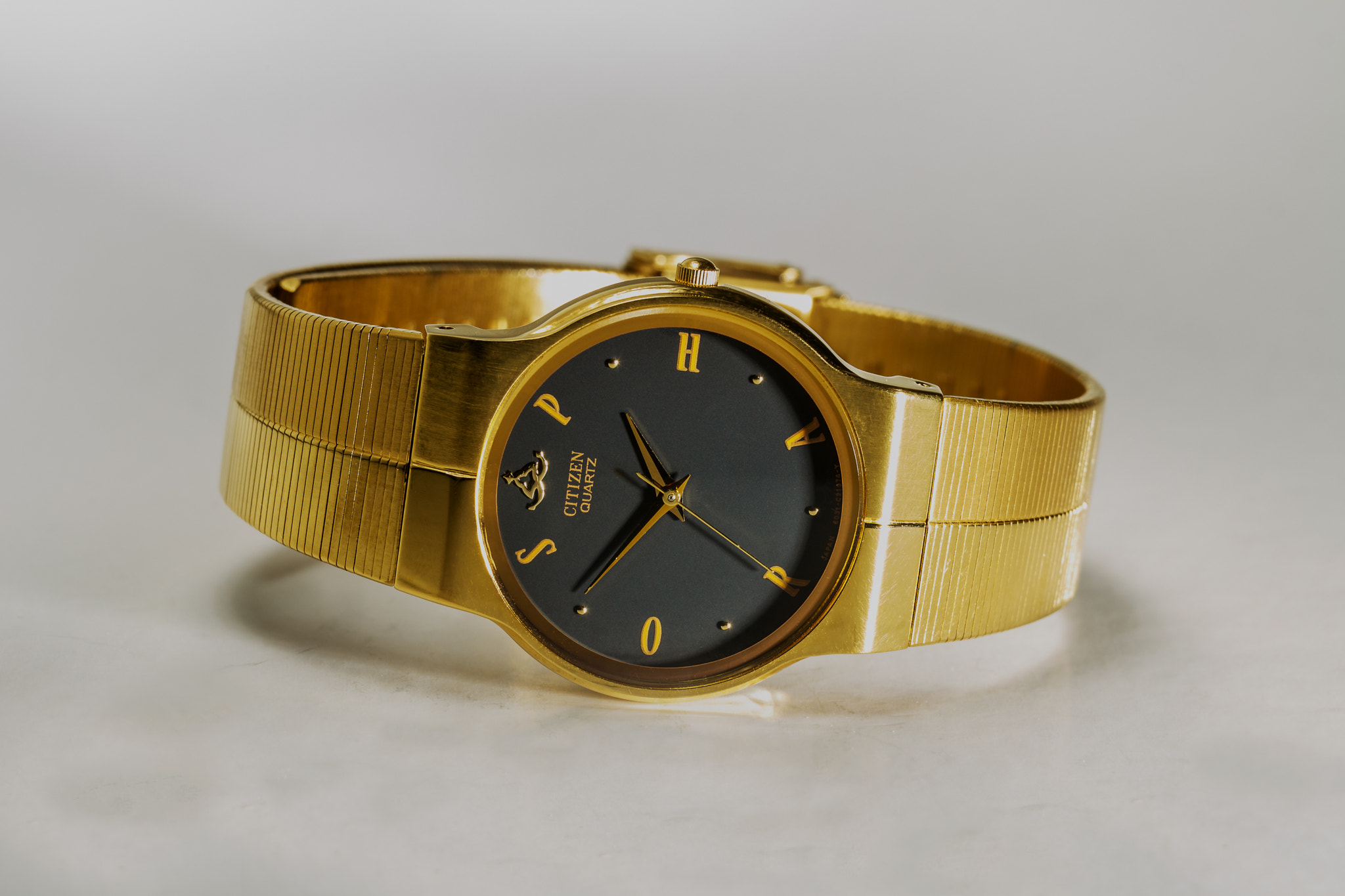 Canon EOS 700D (EOS Rebel T5i / EOS Kiss X7i) + Canon EF 70-200mm F4L IS USM sample photo. Golden watch photography