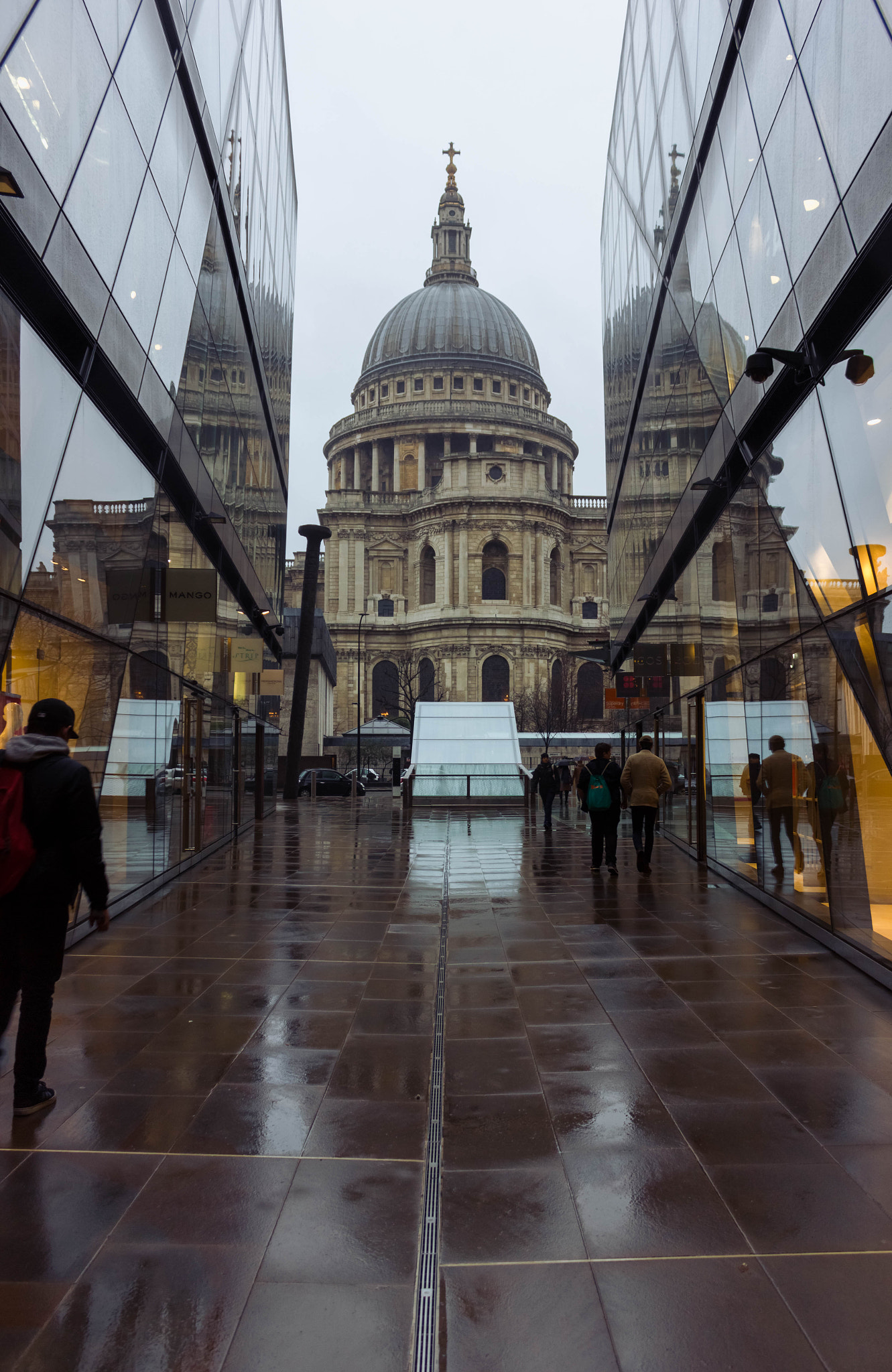 Canon EOS 550D (EOS Rebel T2i / EOS Kiss X4) sample photo. St paul's reflection photography