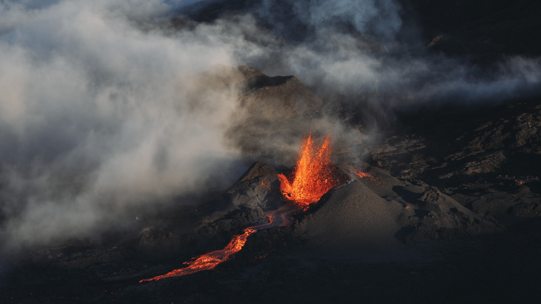 Sigma 70-300mm F4-5.6 APO DG Macro sample photo. Piton de la fournaise photography
