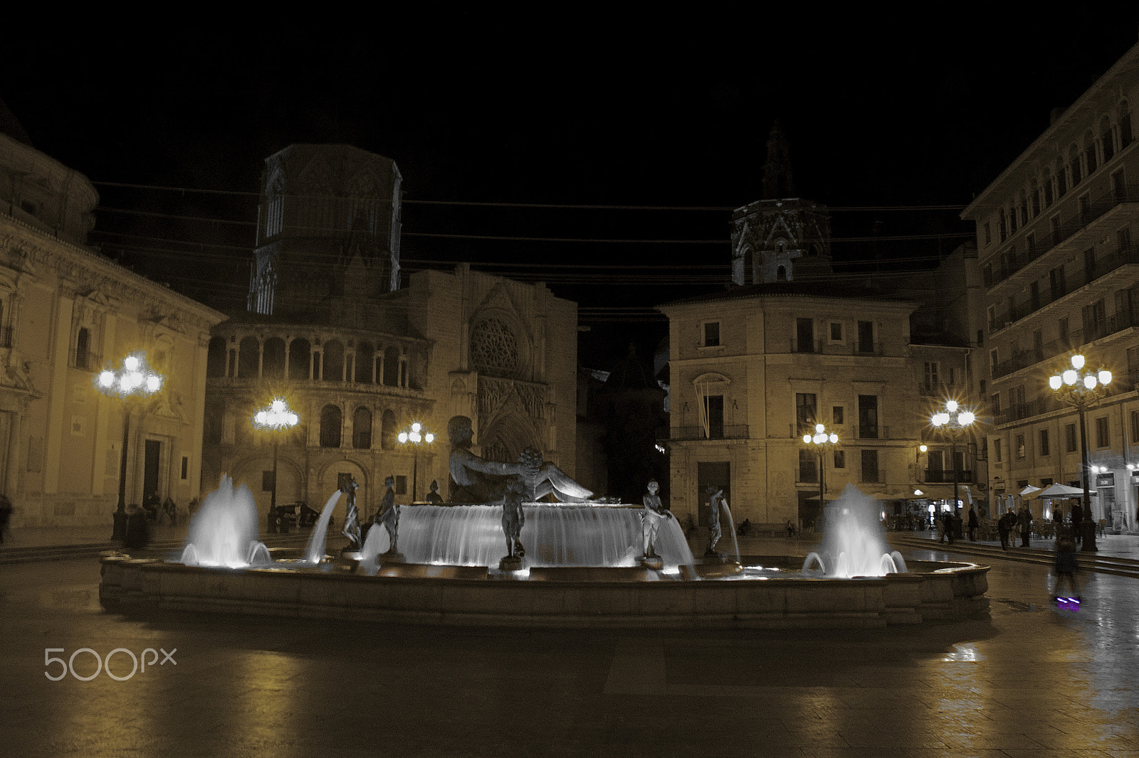 Canon EOS 750D (EOS Rebel T6i / EOS Kiss X8i) sample photo. Plaza de la virgen (valencia) photography