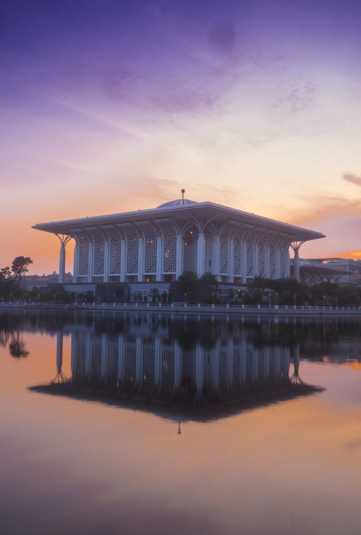 Olympus OM-D E-M10 + Olympus M.Zuiko Digital 17mm F1.8 sample photo. The steel mosque of putrajaya, malaysia photography