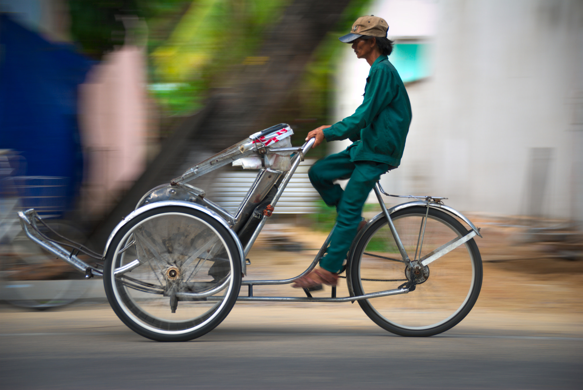 Sigma 18-250mm F3.5-6.3 DC Macro OS HSM sample photo. Rickshaw rider photography
