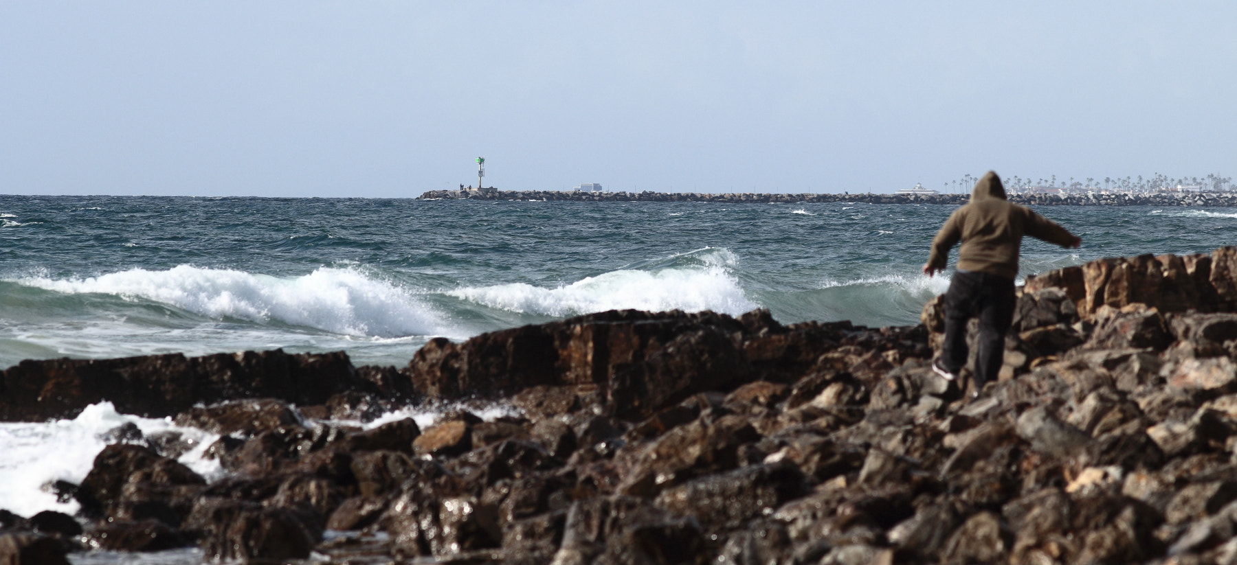 Canon EOS 100D (EOS Rebel SL1 / EOS Kiss X7) + Canon EF 200mm F2.8L II USM sample photo. The man and the sea photography