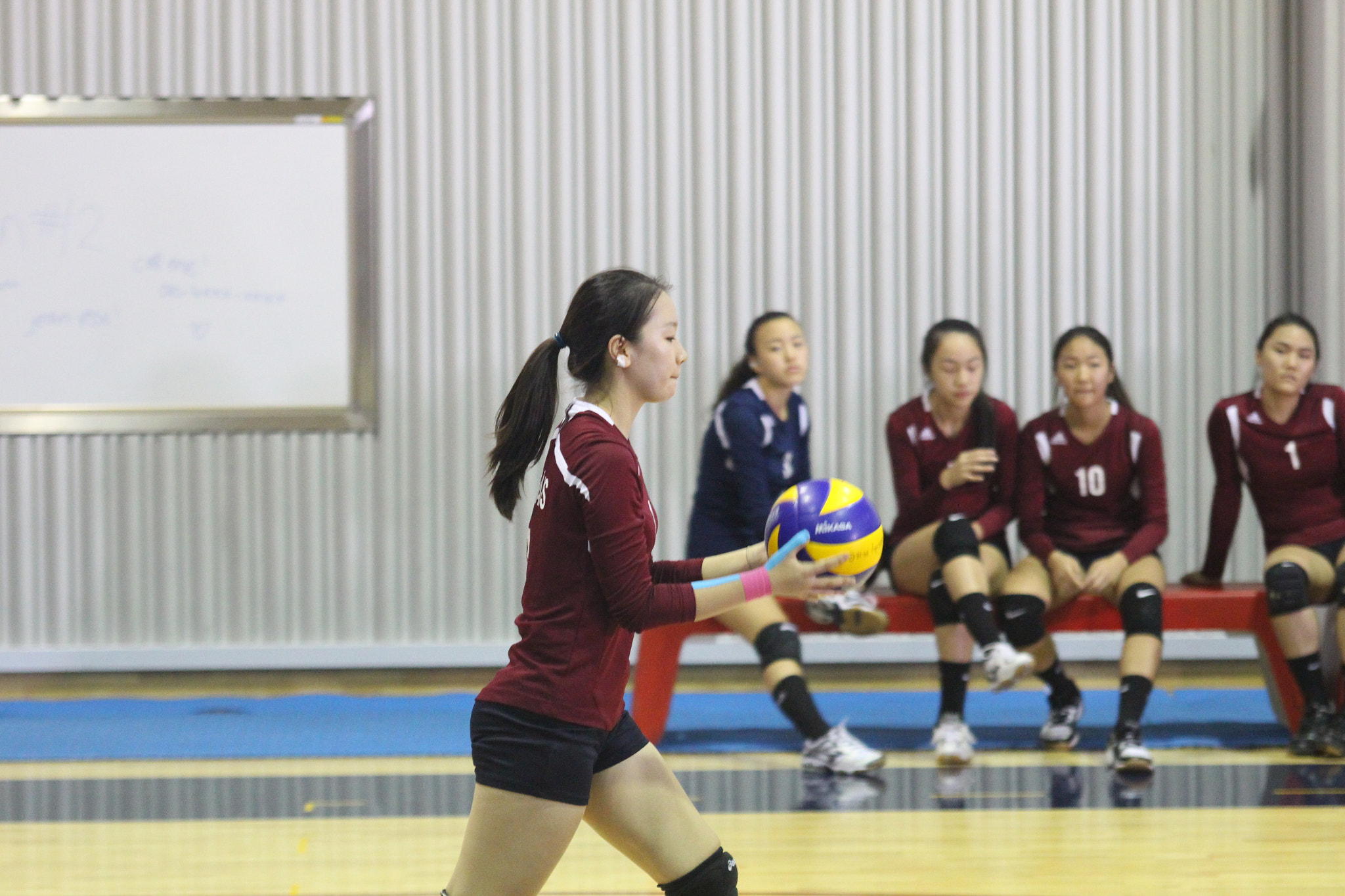 Canon EOS 650D (EOS Rebel T4i / EOS Kiss X6i) + Sigma 70-200mm F2.8 EX DG OS HSM sample photo. Serving up some volleyball #4 photography