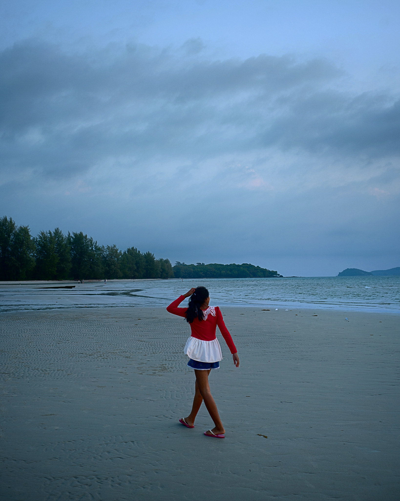 Sony a7R II + E 35mm F2 sample photo. Walking on the beach without peaceful moment waiti ... photography