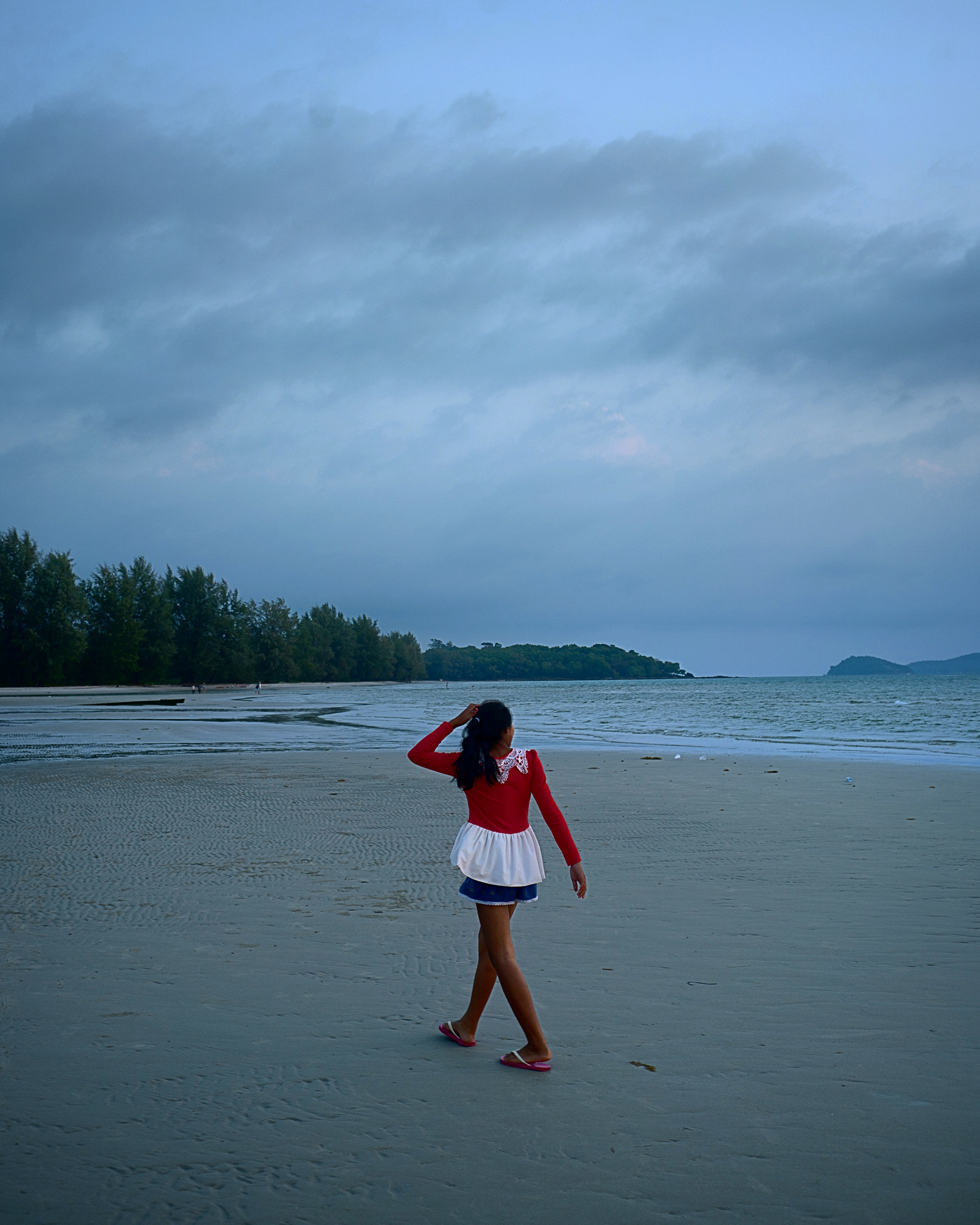 E 35mm F2 sample photo. Walking on the beach without peaceful moment waiti ... photography