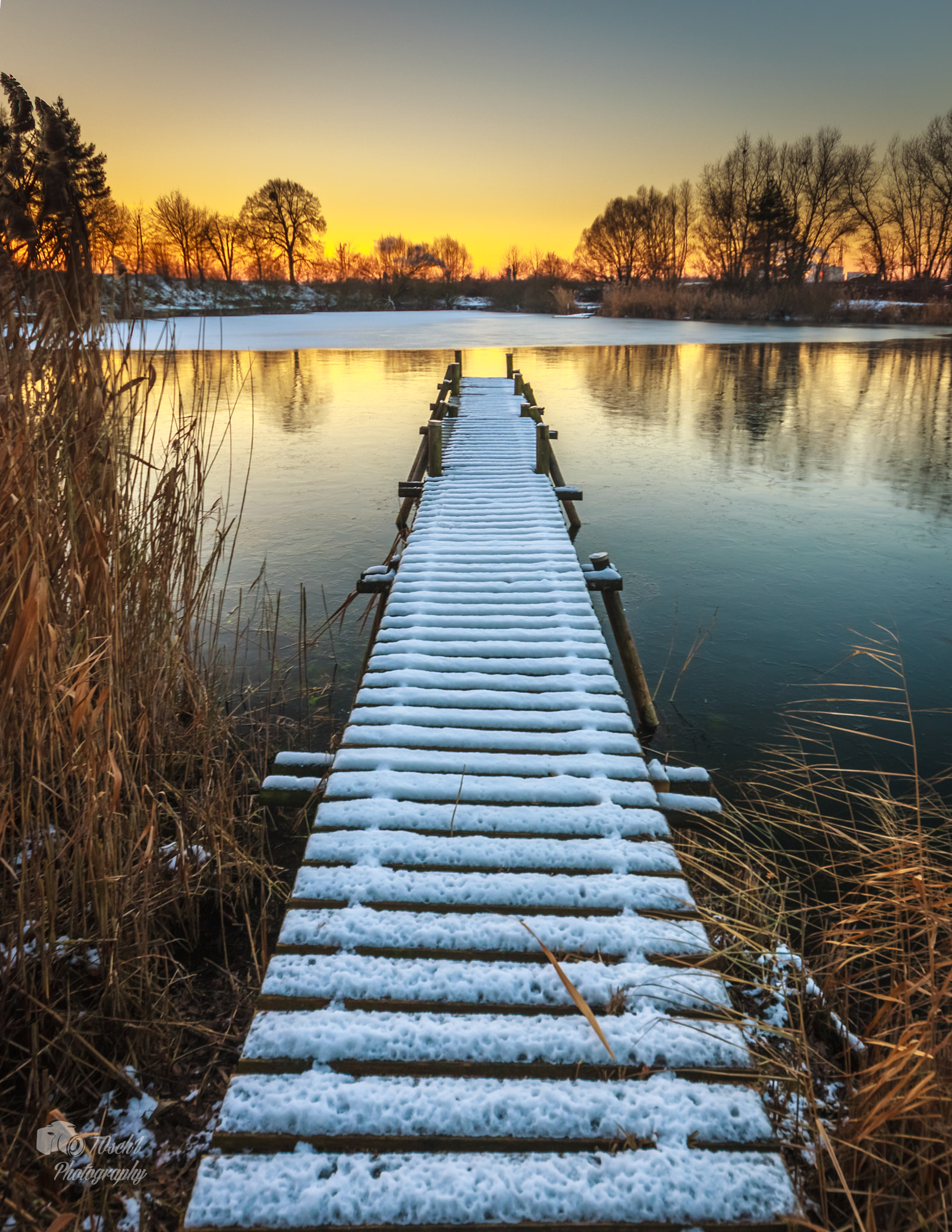 Canon EOS 50D + Sigma 10-20mm F4-5.6 EX DC HSM sample photo. " frozen sunset " photography