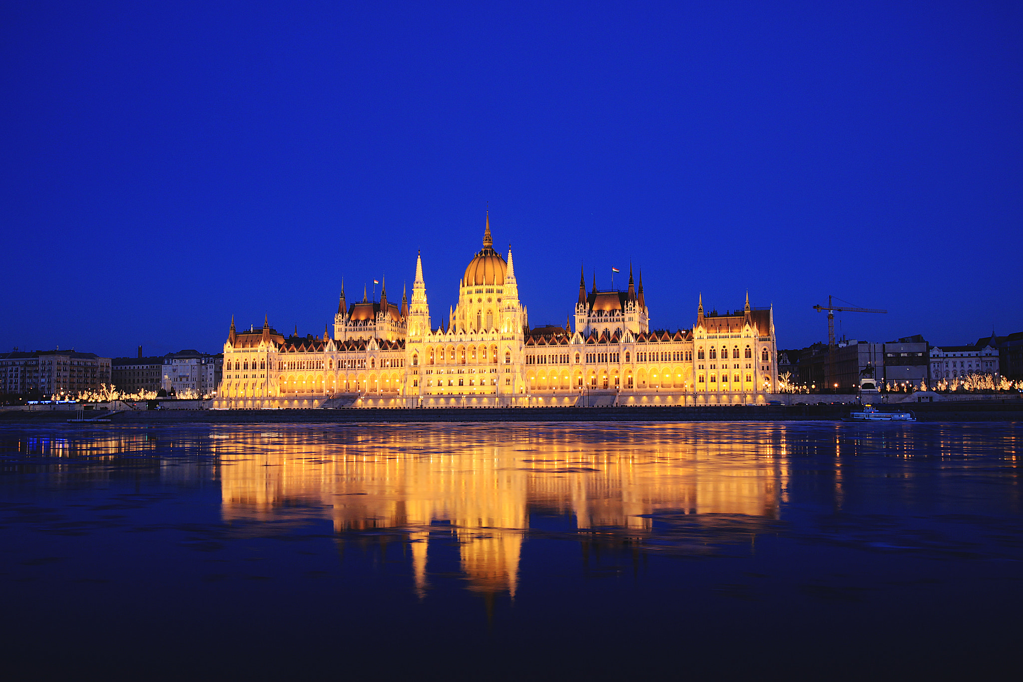 Sigma 10-20mm F3.5 EX DC HSM sample photo. The hungarian parlament in budapest photography
