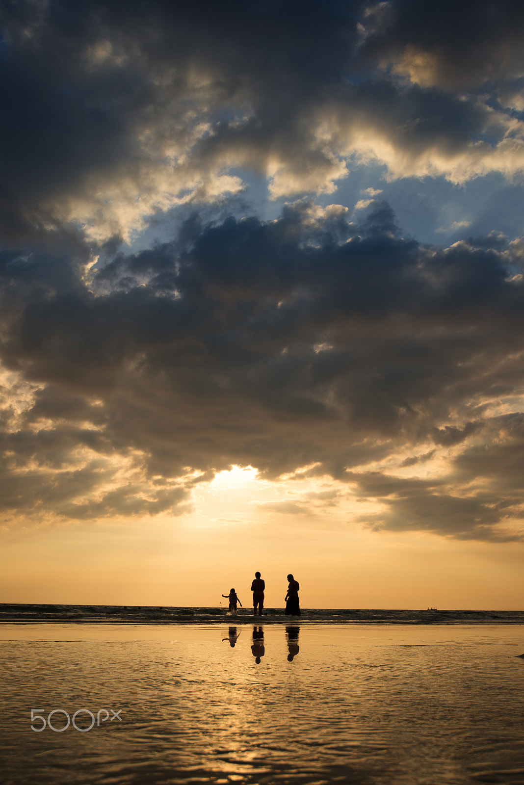 Nikon AF-S Nikkor 18-35mm F3.5-4.5G ED sample photo. Family with shadow reflection photography