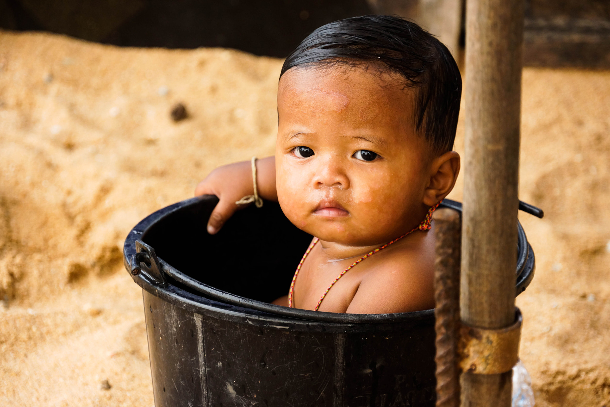 Sony E 18-200mm F3.5-6.3 OSS sample photo. Baby in a bucket photography