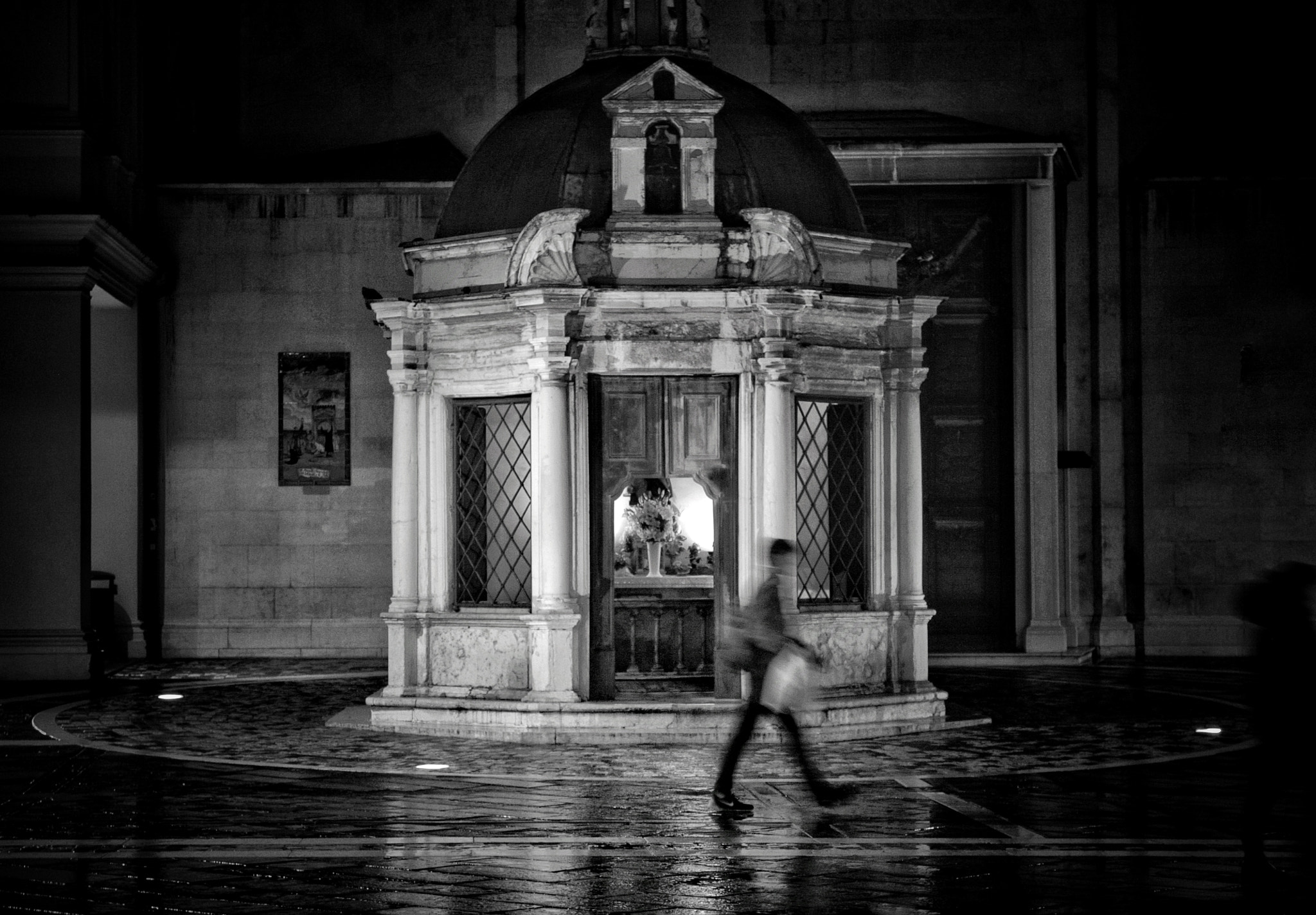 Canon EOS 400D (EOS Digital Rebel XTi / EOS Kiss Digital X) sample photo. Piazza tre martiri rimini photography