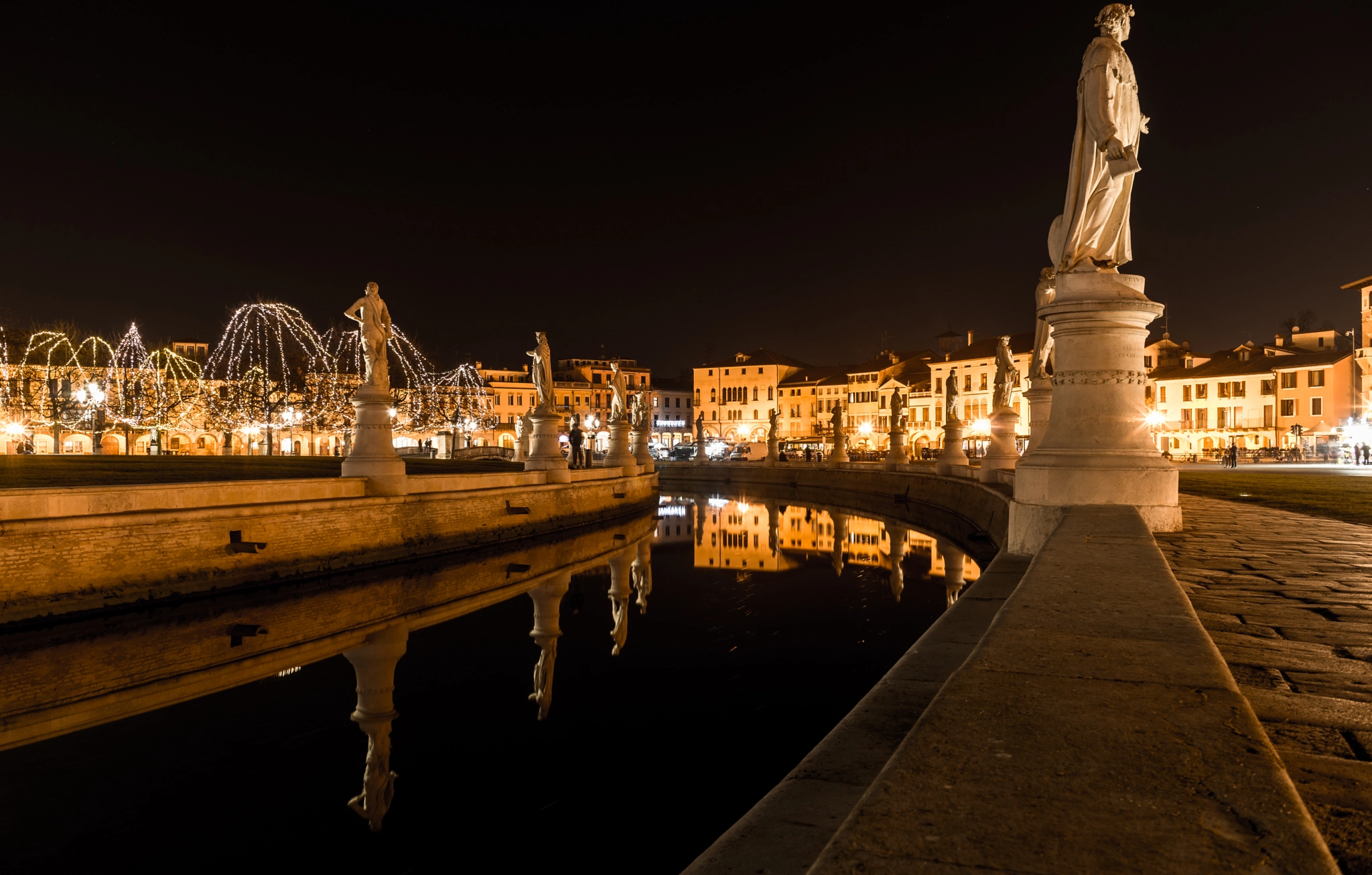 Minolta AF 28-85mm F3.5-4.5 New sample photo. Urban italian citylights. beautiful city of padua, ... photography