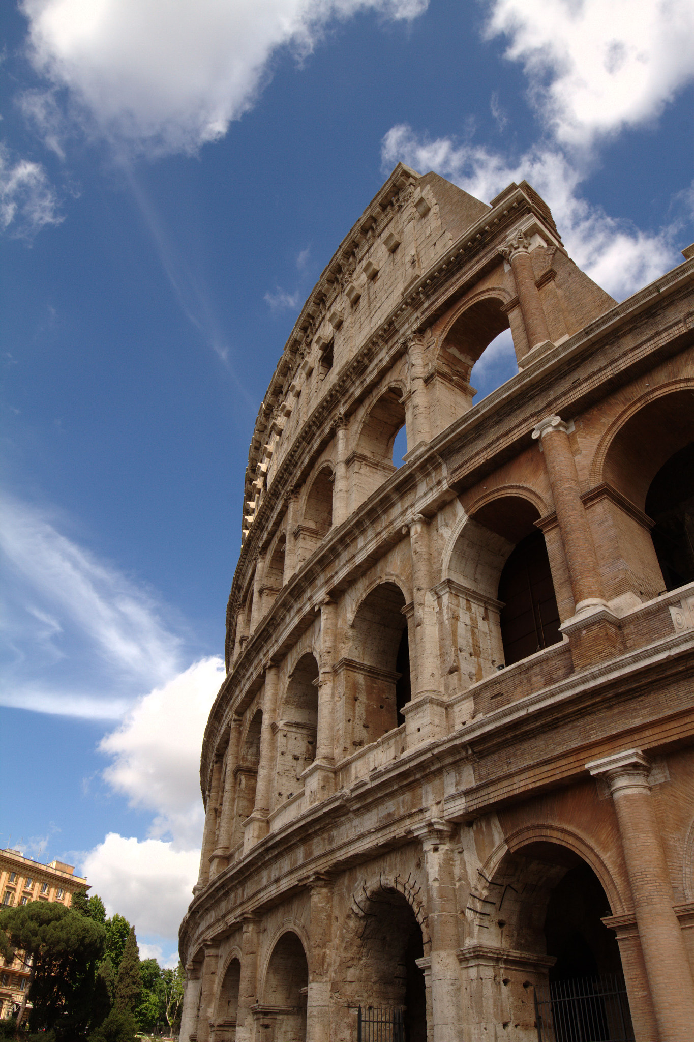 Canon EOS 7D + Canon EF 16-35mm F4L IS USM sample photo. Colosseo photography