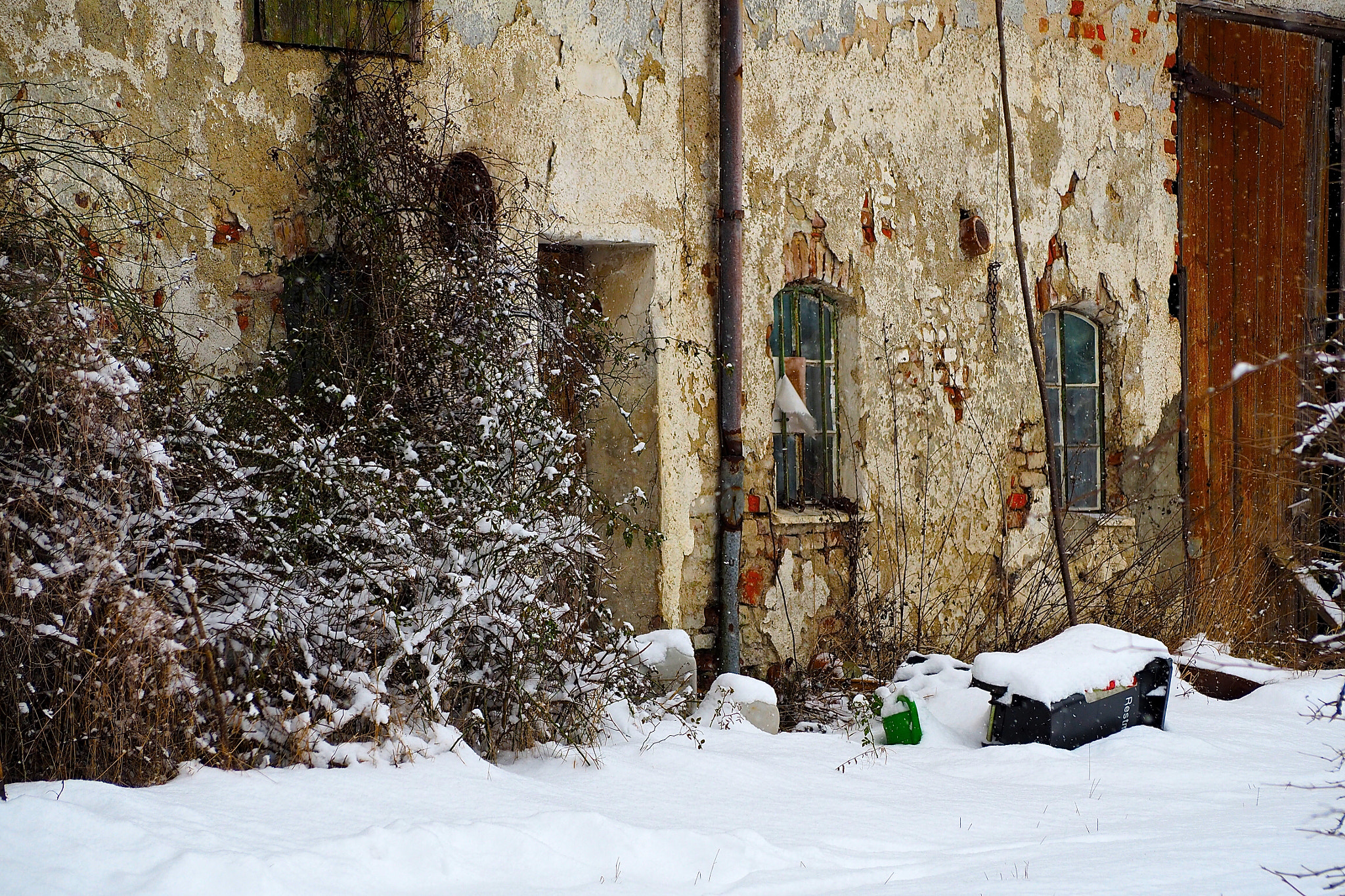 Olympus OM-D E-M5 II sample photo. Abandoned winter place photography