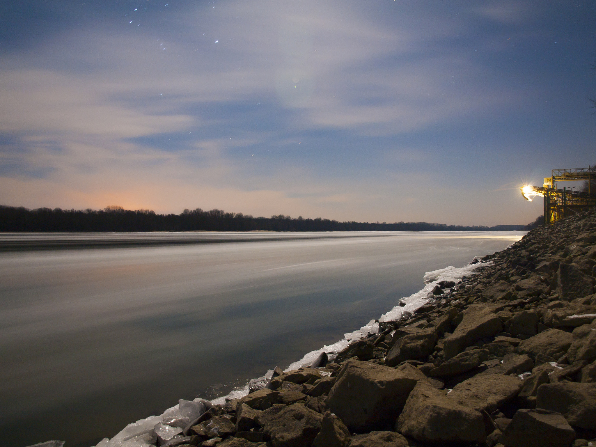 Olympus E-520 (EVOLT E-520) + OLYMPUS 14-42mm Lens sample photo. A minute at night in the icy danube photography