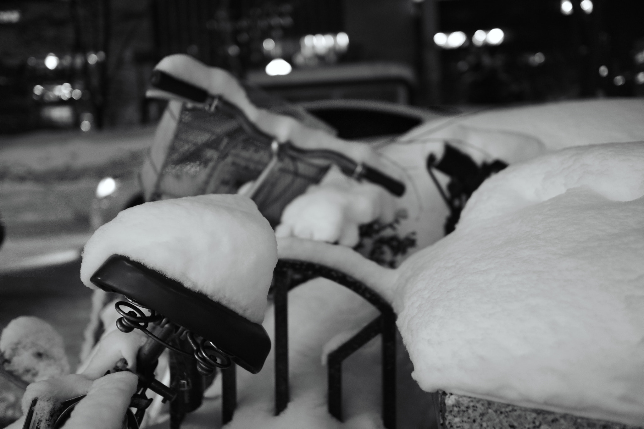 Sony a6000 + Sony Sonnar T* E 24mm F1.8 ZA sample photo. Bicycle buried in snow photography