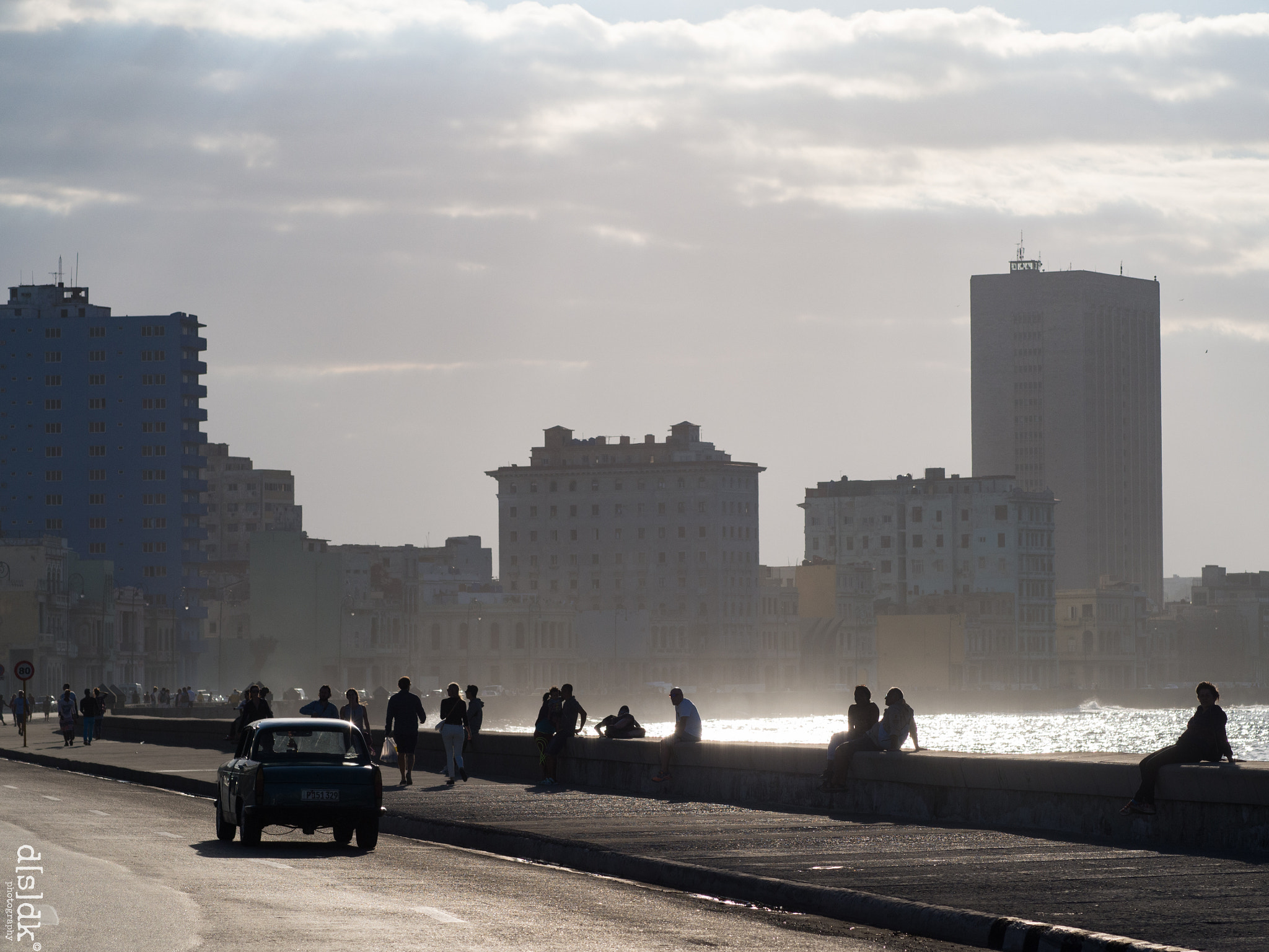 Olympus OM-D E-M5 + Olympus M.Zuiko Digital ED 75mm F1.8 sample photo. Malecon sunset photography