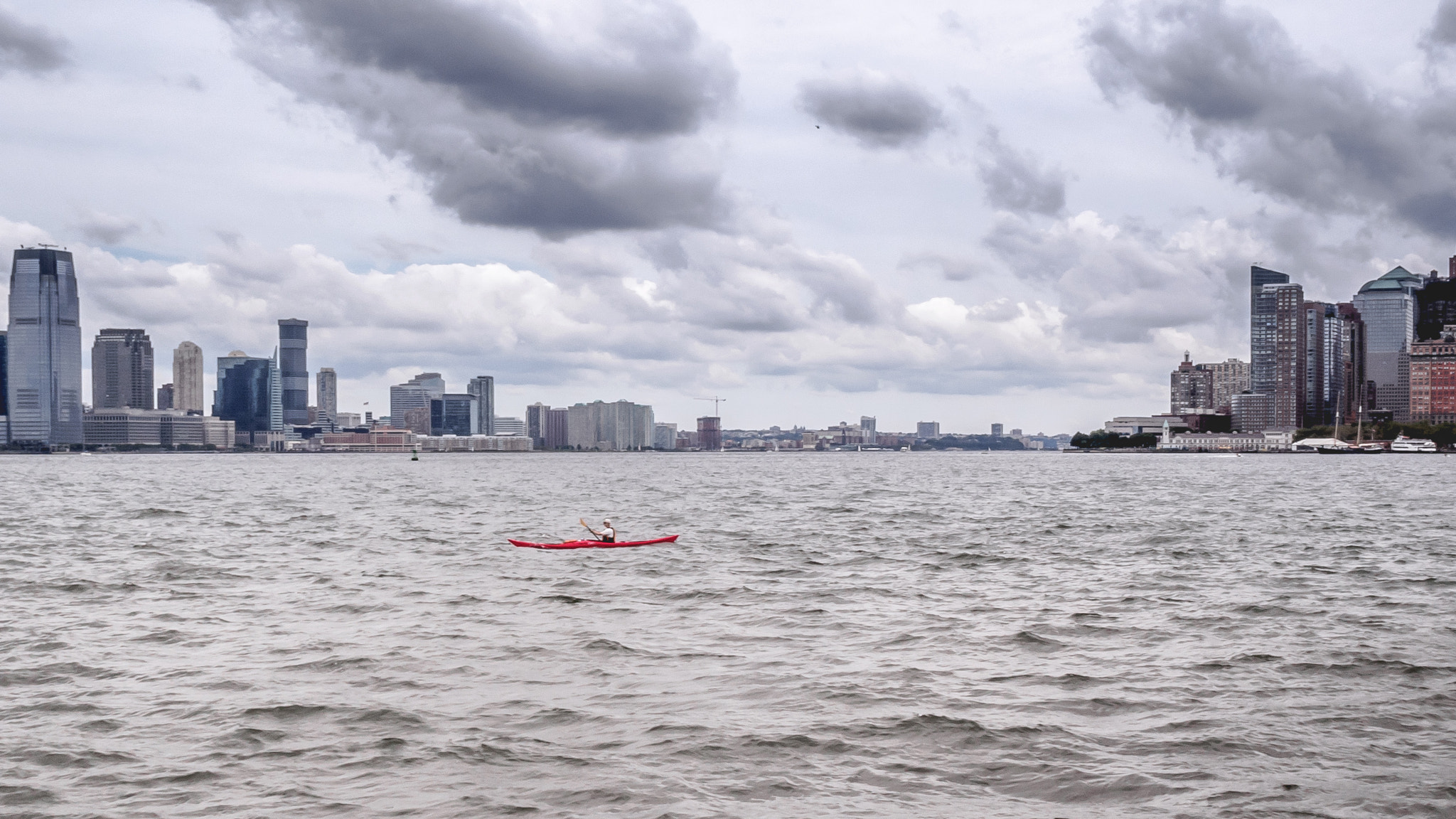 Olympus OM-D E-M5 II + Olympus M.Zuiko Digital 17mm F1.8 sample photo. Kayaker in new york harbor photography