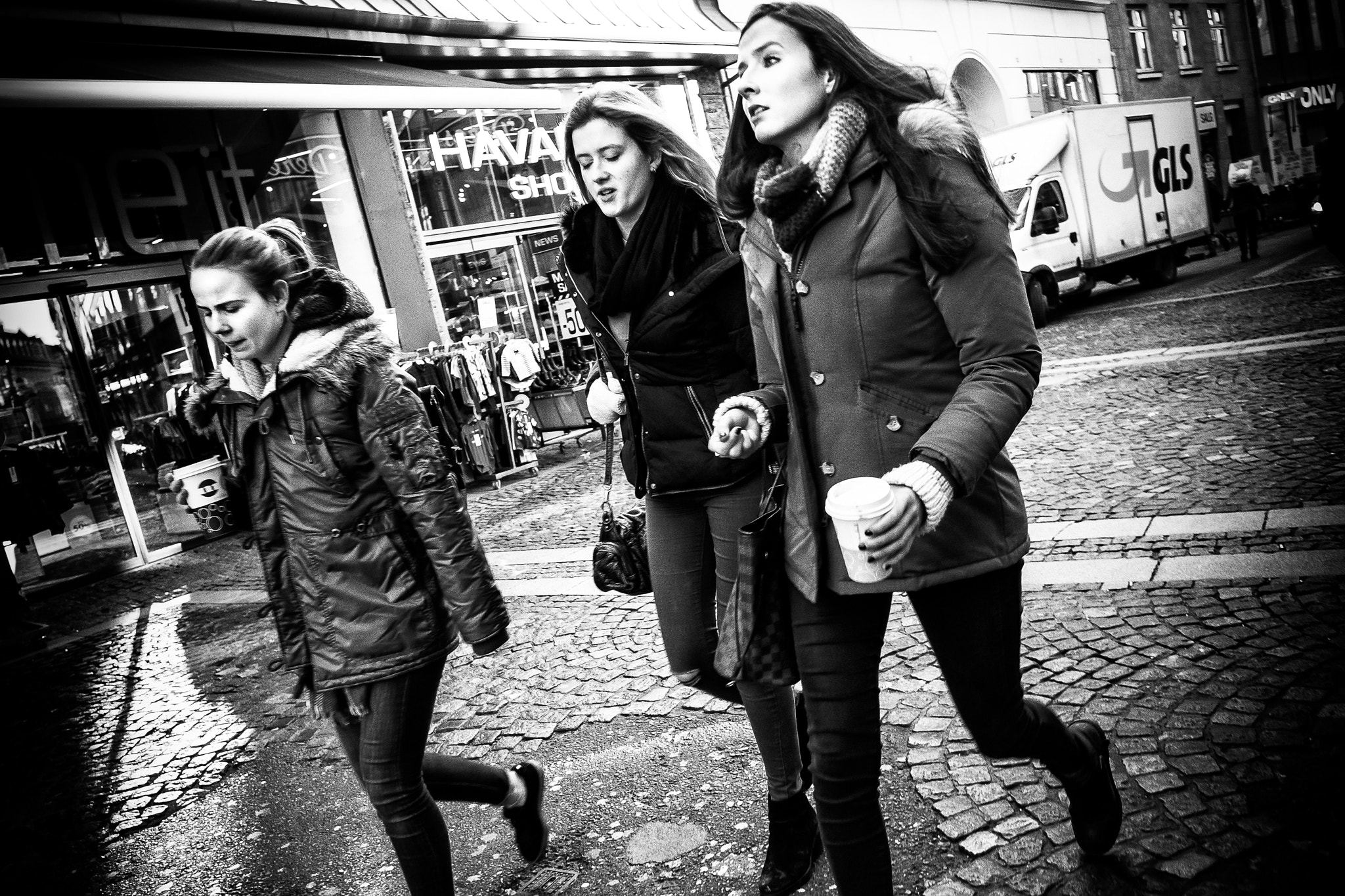 Fujifilm X-Pro2 + Fujifilm XF 18mm F2 R sample photo. Images on the run... photography