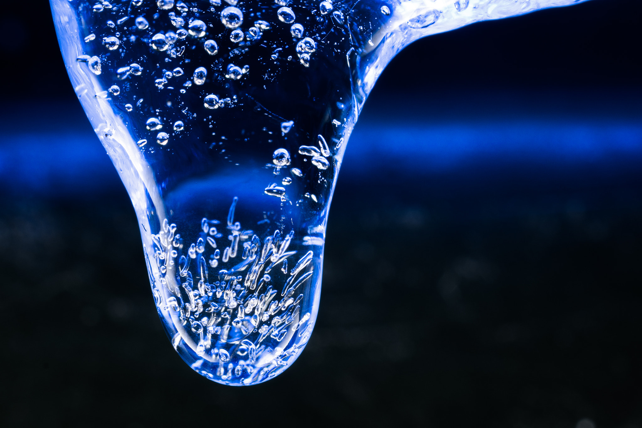 Nikon AF-S DX Micro Nikkor 40mm F2.8 sample photo. Air bubbles in iced droplet. photography