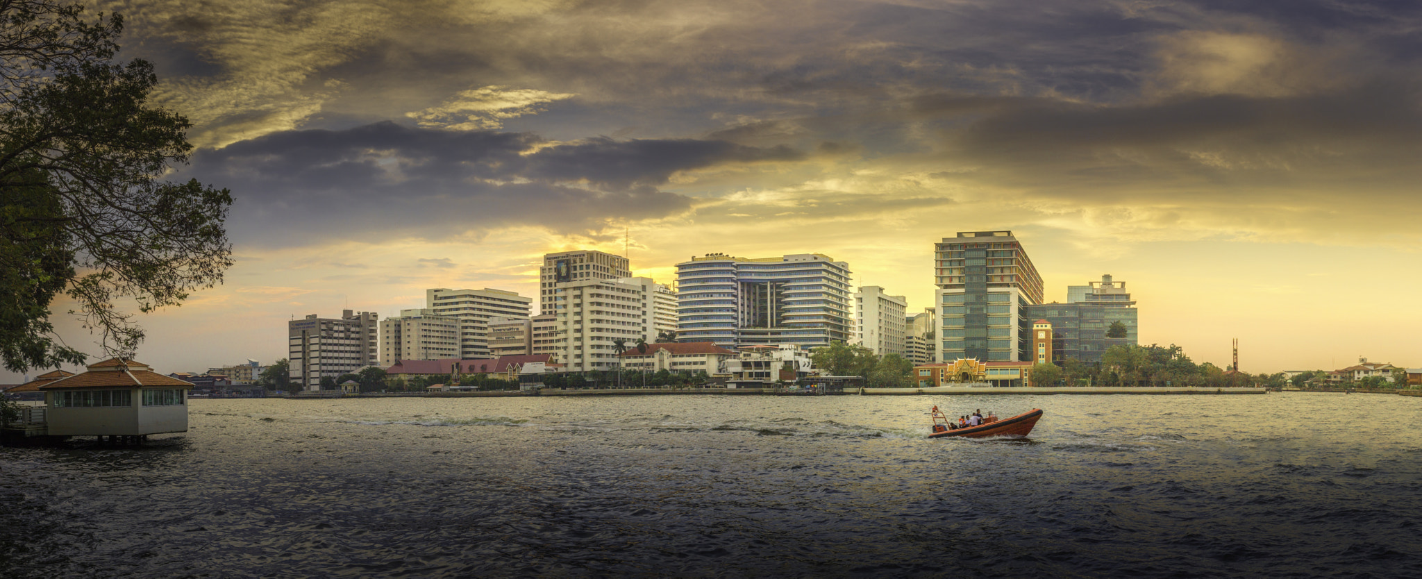 Canon EOS 60D + Sigma 35mm F1.4 DG HSM Art sample photo. Siriraj before last light photography