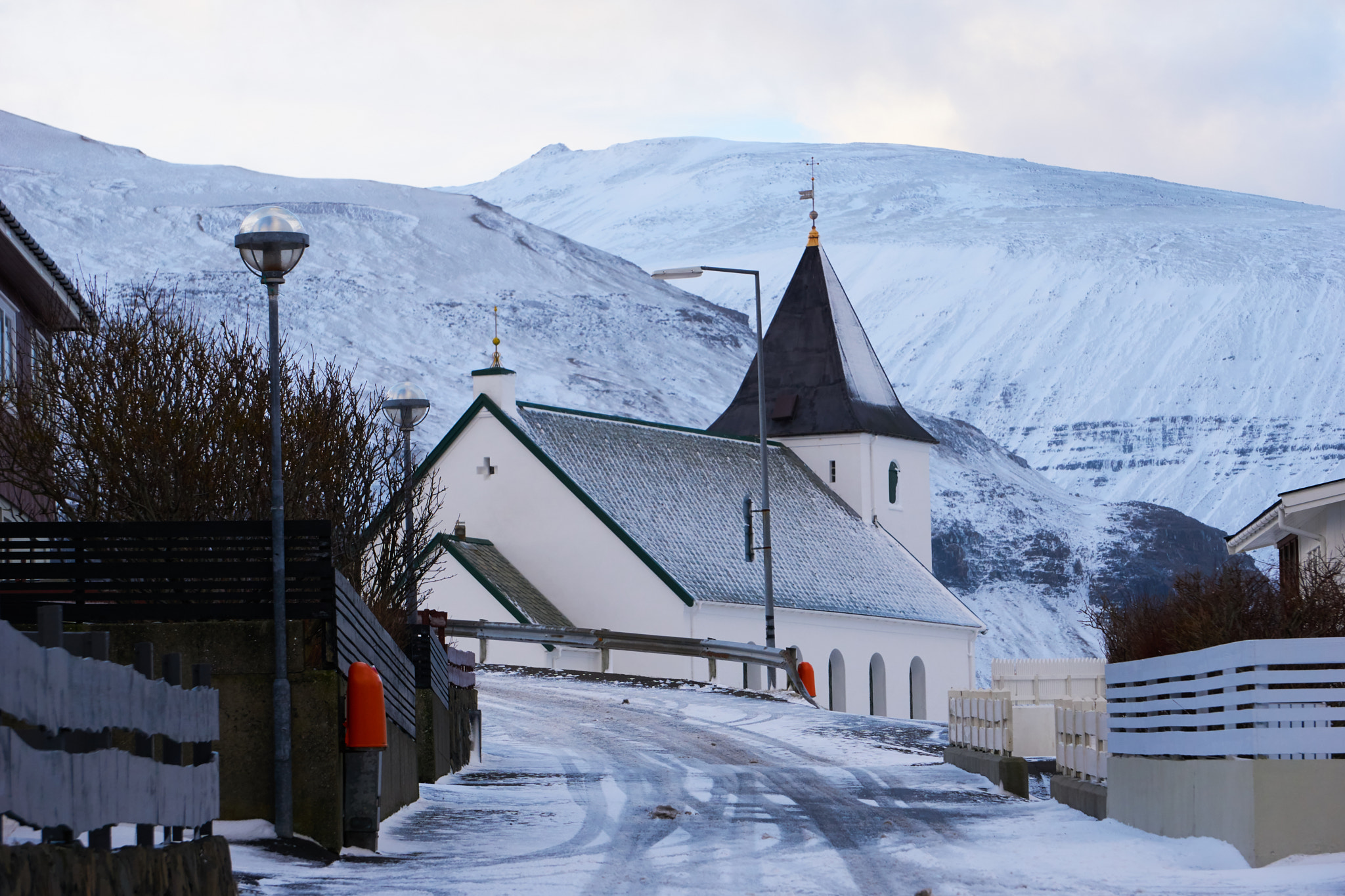 Sony E 55-210mm F4.5-6.3 OSS sample photo. Eiði's church photography