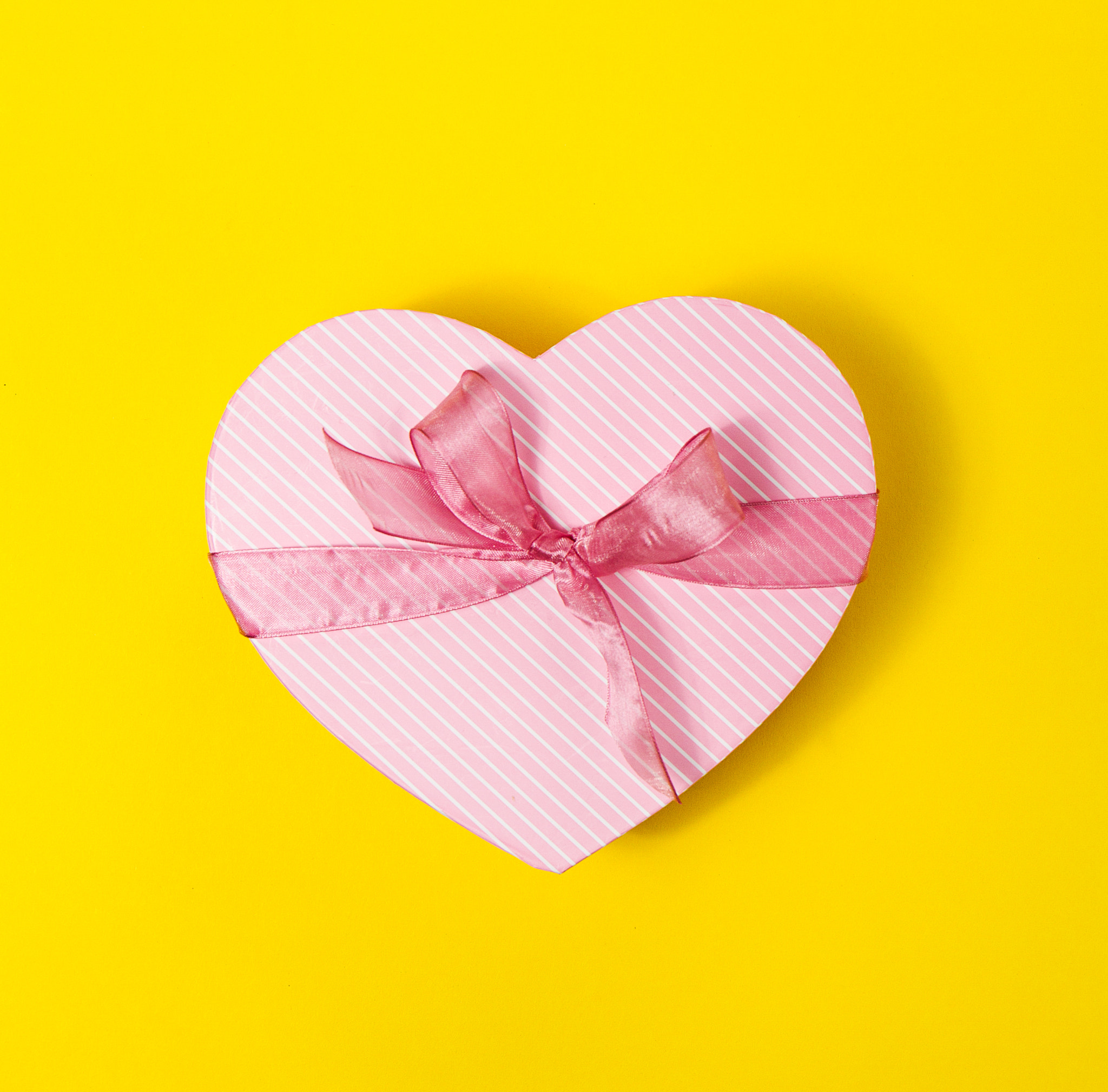 Canon EF 24-70mm F4L IS USM sample photo. Beautiful elegant present gift in heart shape on yellow colorful photography