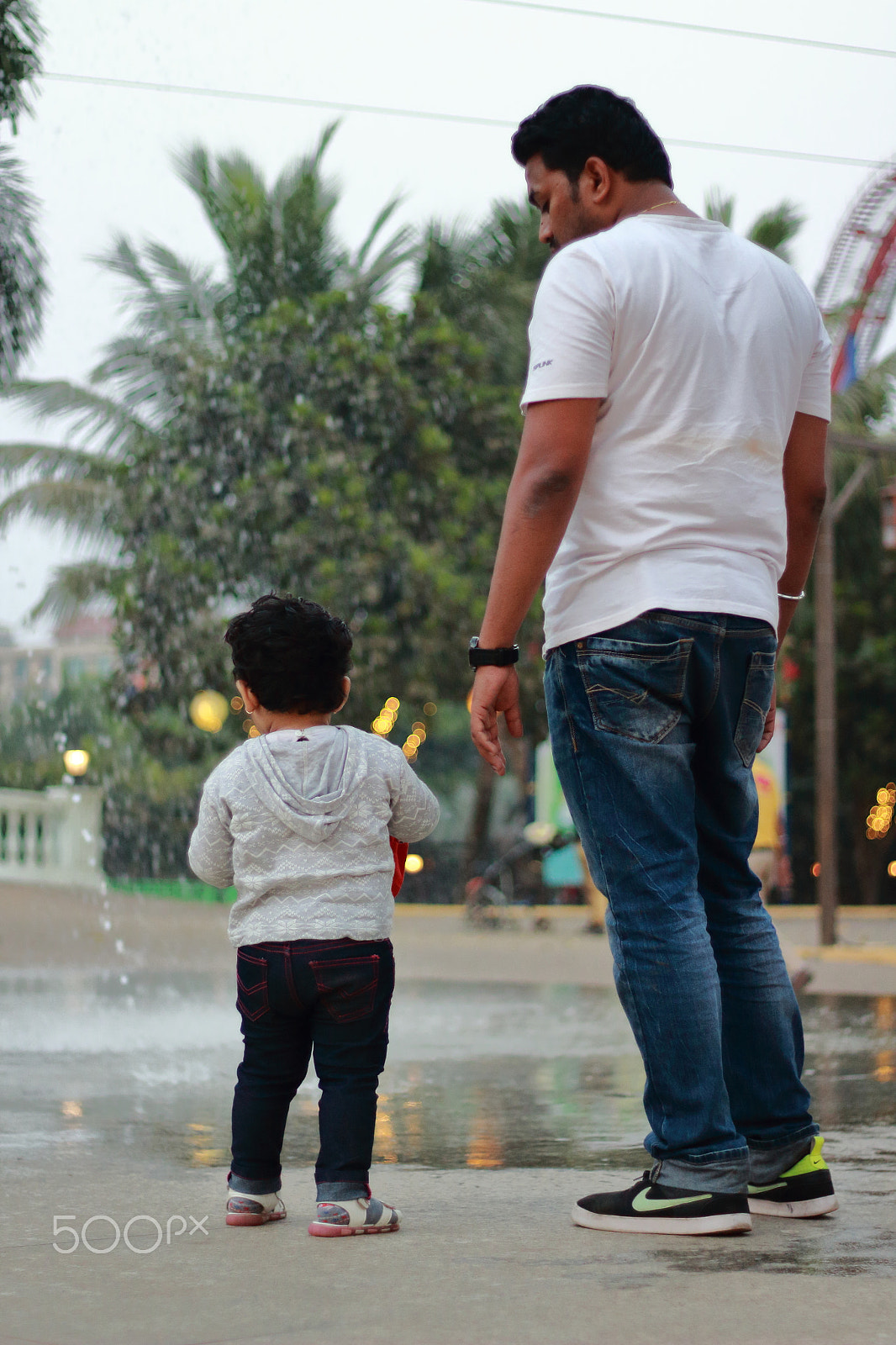 Canon EOS 1300D (EOS Rebel T6 / EOS Kiss X80) + Canon EF 50mm F1.8 II sample photo. Child watching the fountain with dad photography