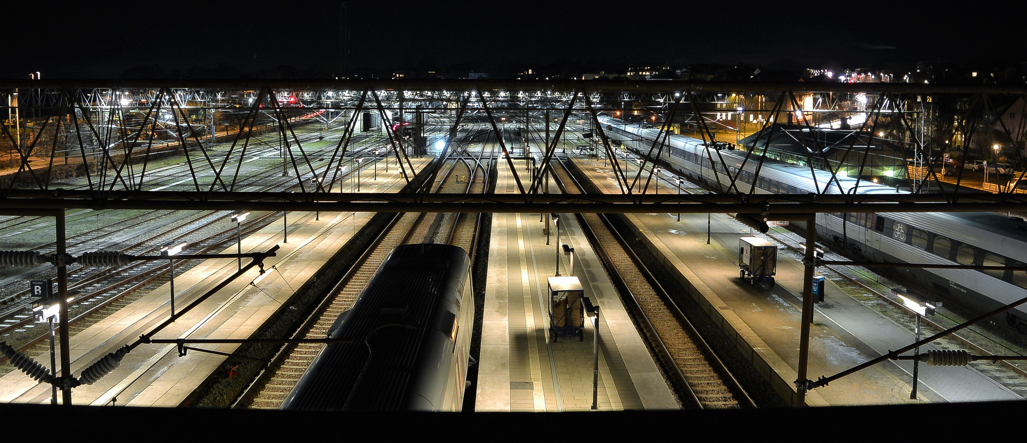Nikon 1 Nikkor 11-27.5mm F3.5-5.6 sample photo. Central station photography