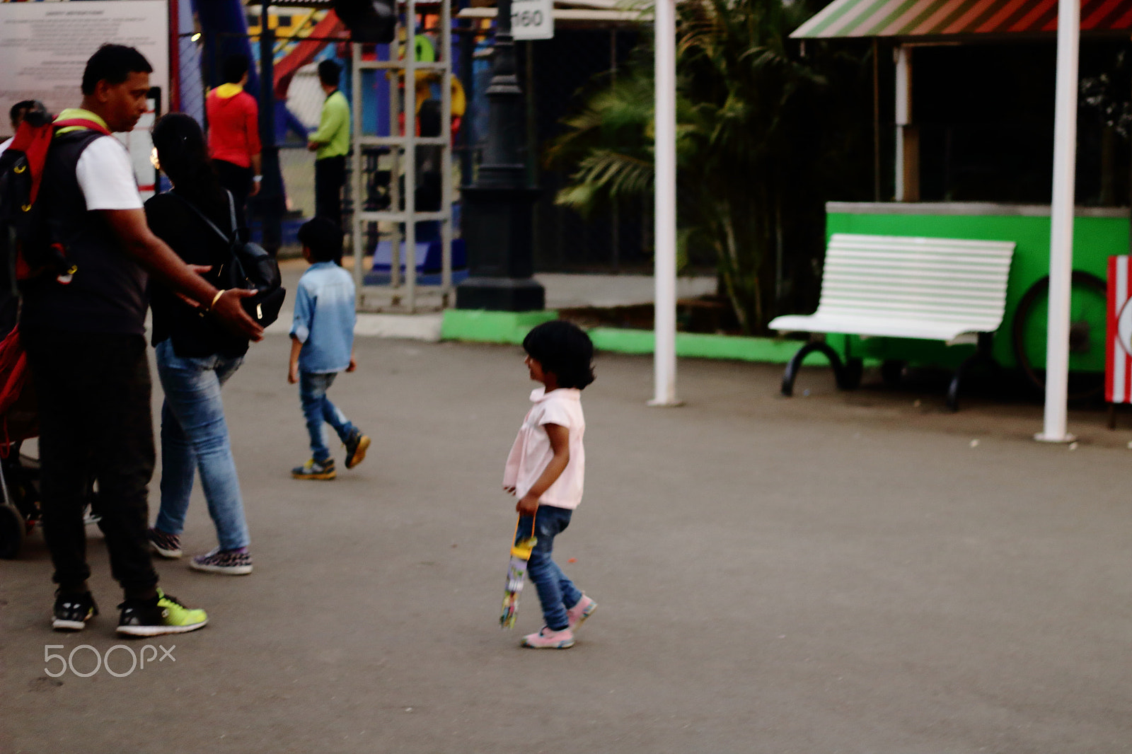 Canon EOS 1300D (EOS Rebel T6 / EOS Kiss X80) + Canon EF 50mm F1.8 II sample photo. Kid with her father photography