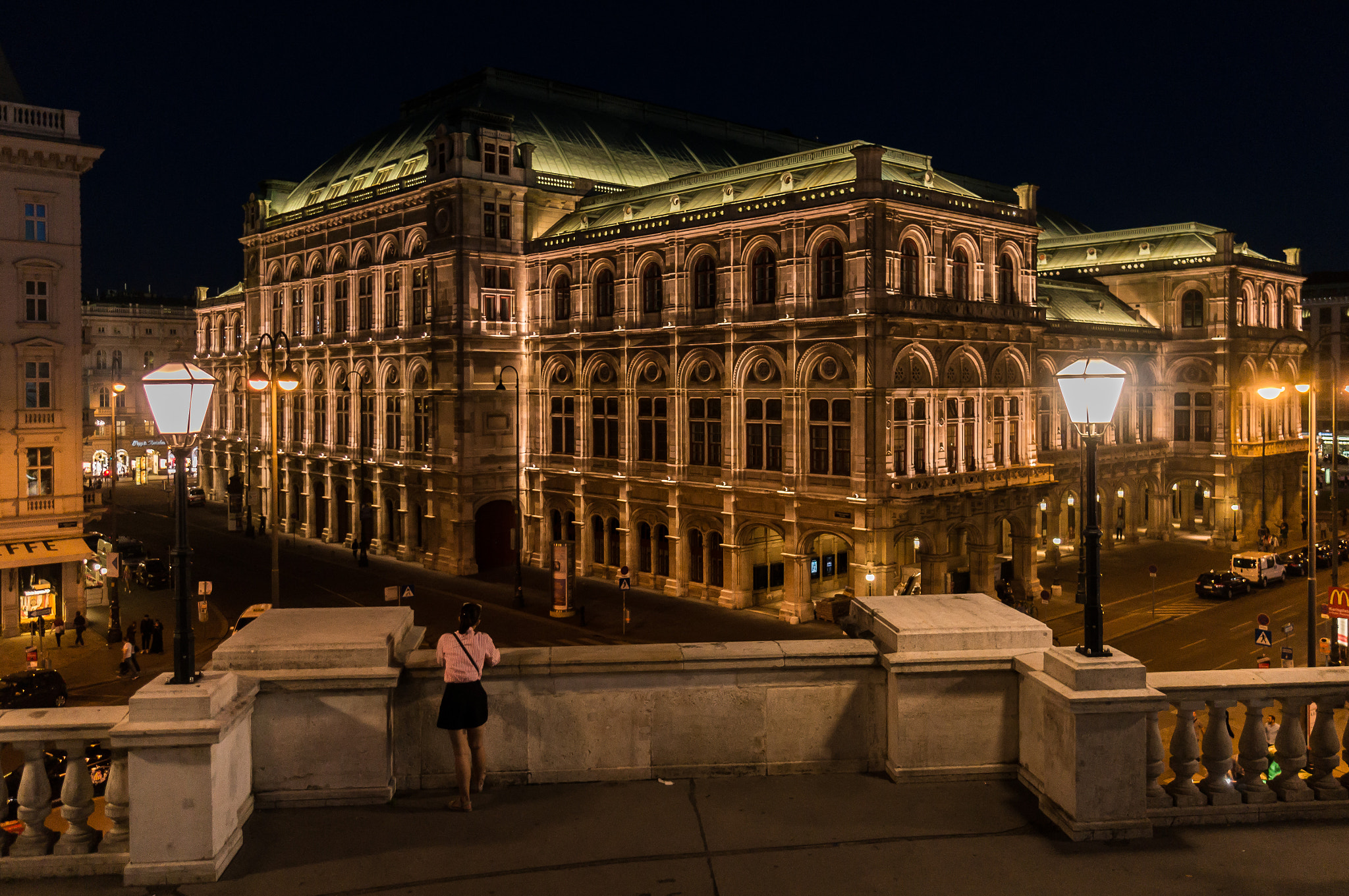 Sony Alpha NEX-6 + Sony E 10-18mm F4 OSS sample photo. Schöne aussicht auf die oper photography